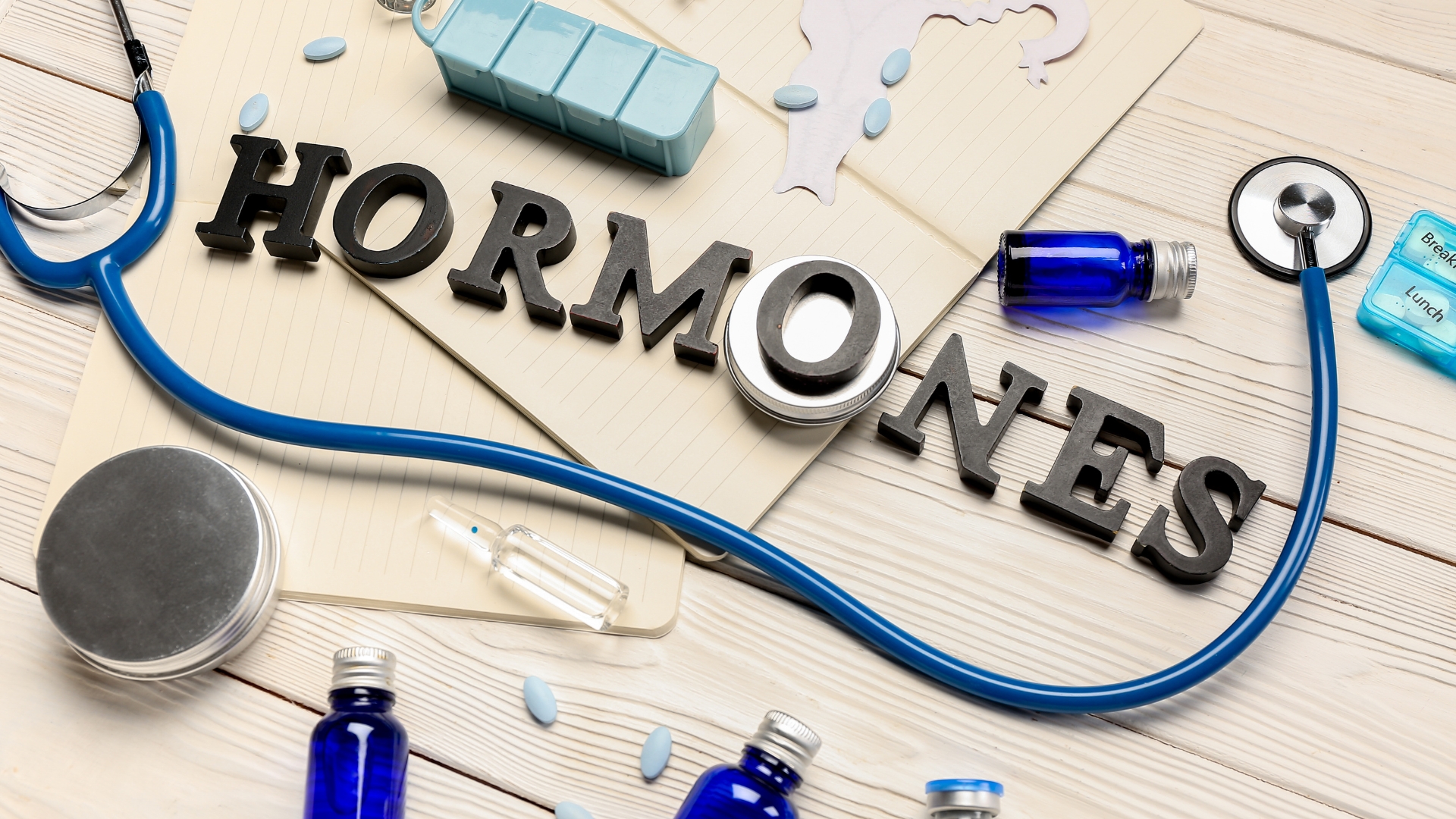 Cơ thể nhạy với sự thay đổi hormone hoặc sử dụng thuốc để hỗ trợ sau khi chuyển phôi có thể là nguyên nhân làm rối loạn thời gian ra kinh