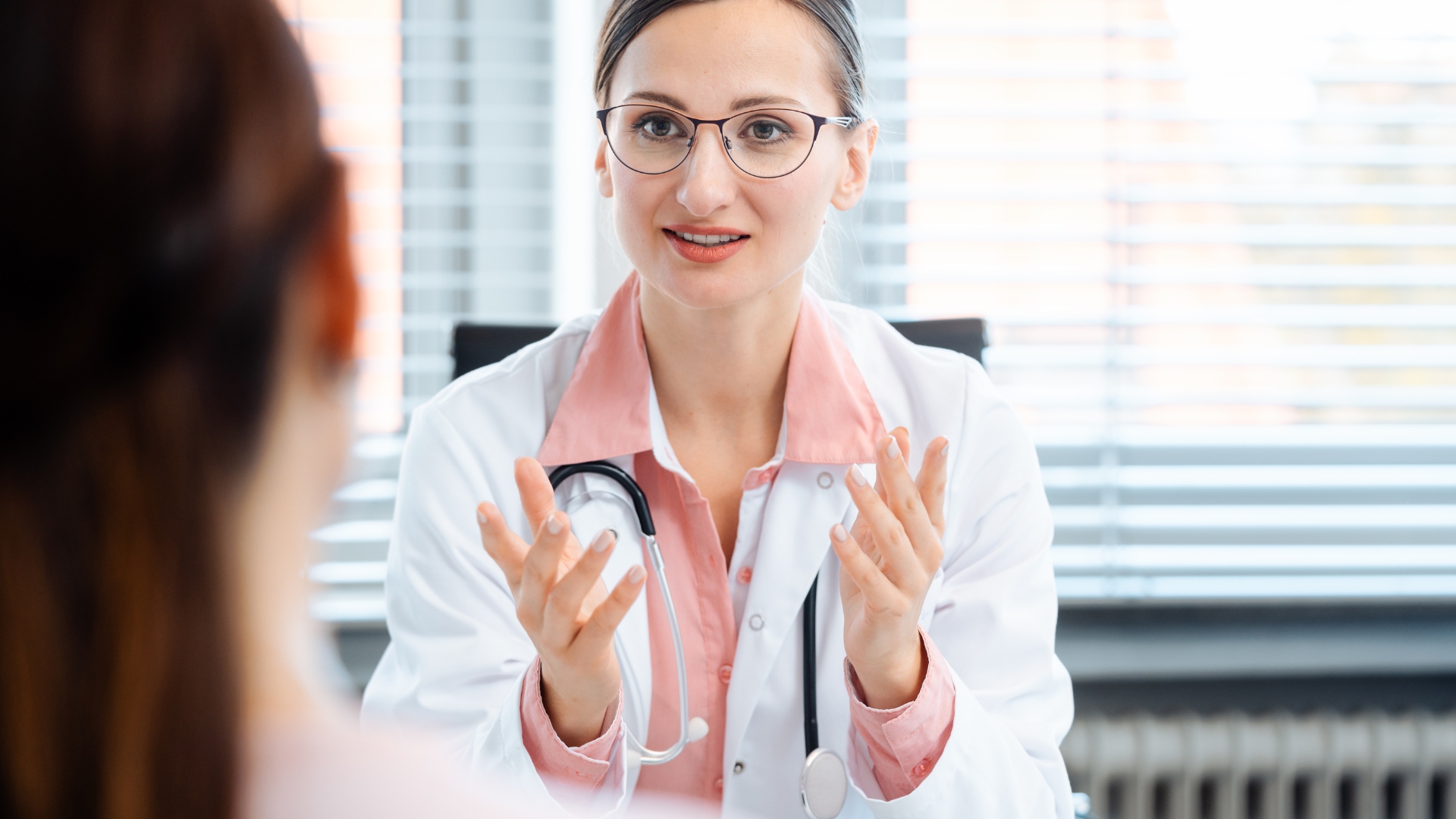 Nên thăm khám nếu có một số dấu hiệu như không có kinh sau 20 ngày, đau bụng dữ dội kéo dài hơn 48 giờ để phát hiện sớm các vấn đề