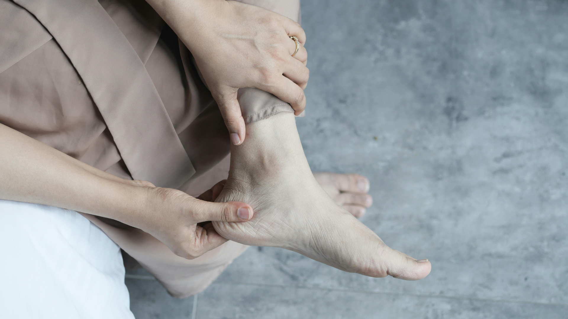Cổ chân giúp cơ thể thăng bằng và di chuyển linh hoạt mỗi ngày