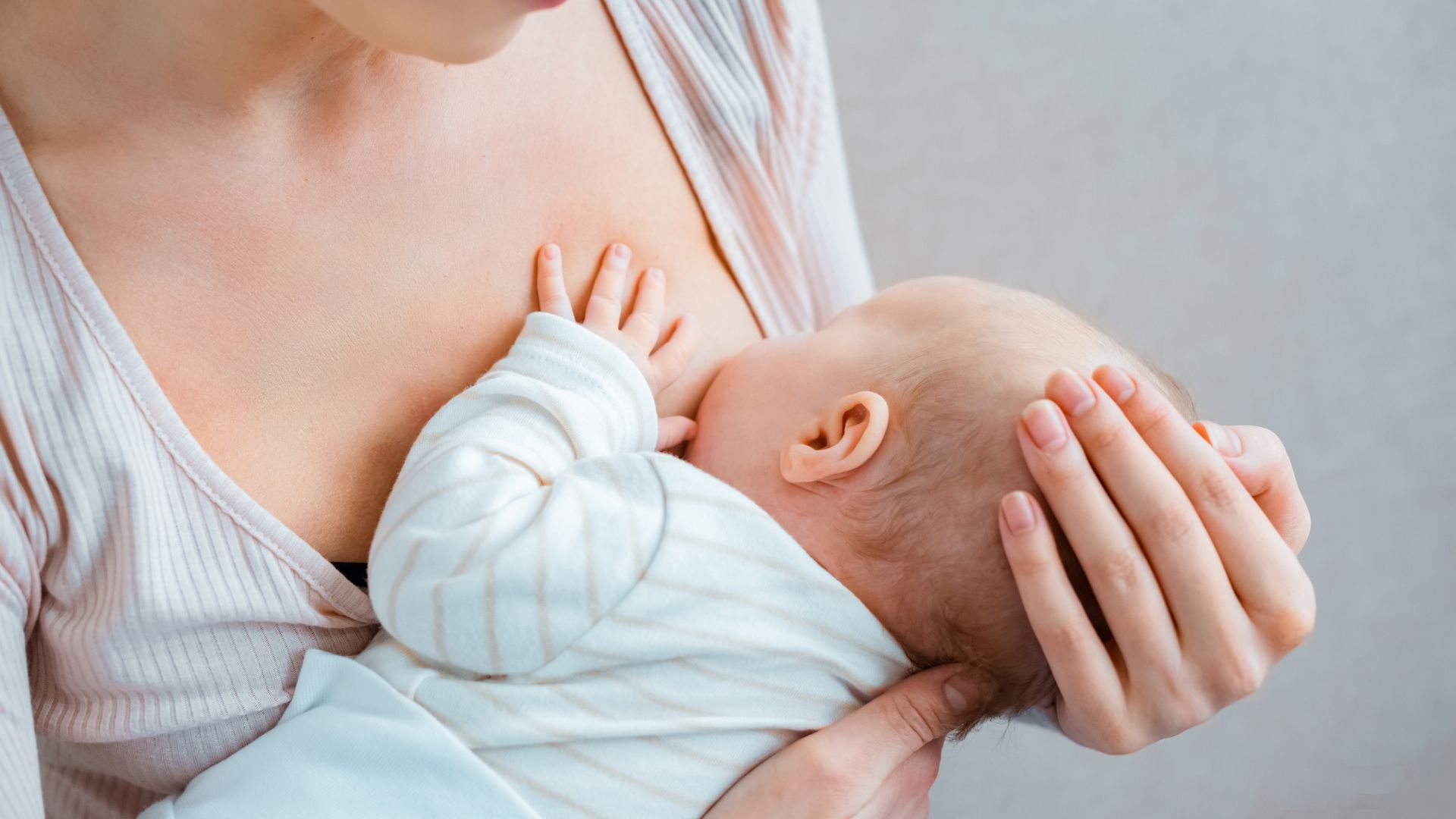 Cho con bú sớm và thường xuyên giúp tử cung co hồi nhanh và hiệu quả hơn