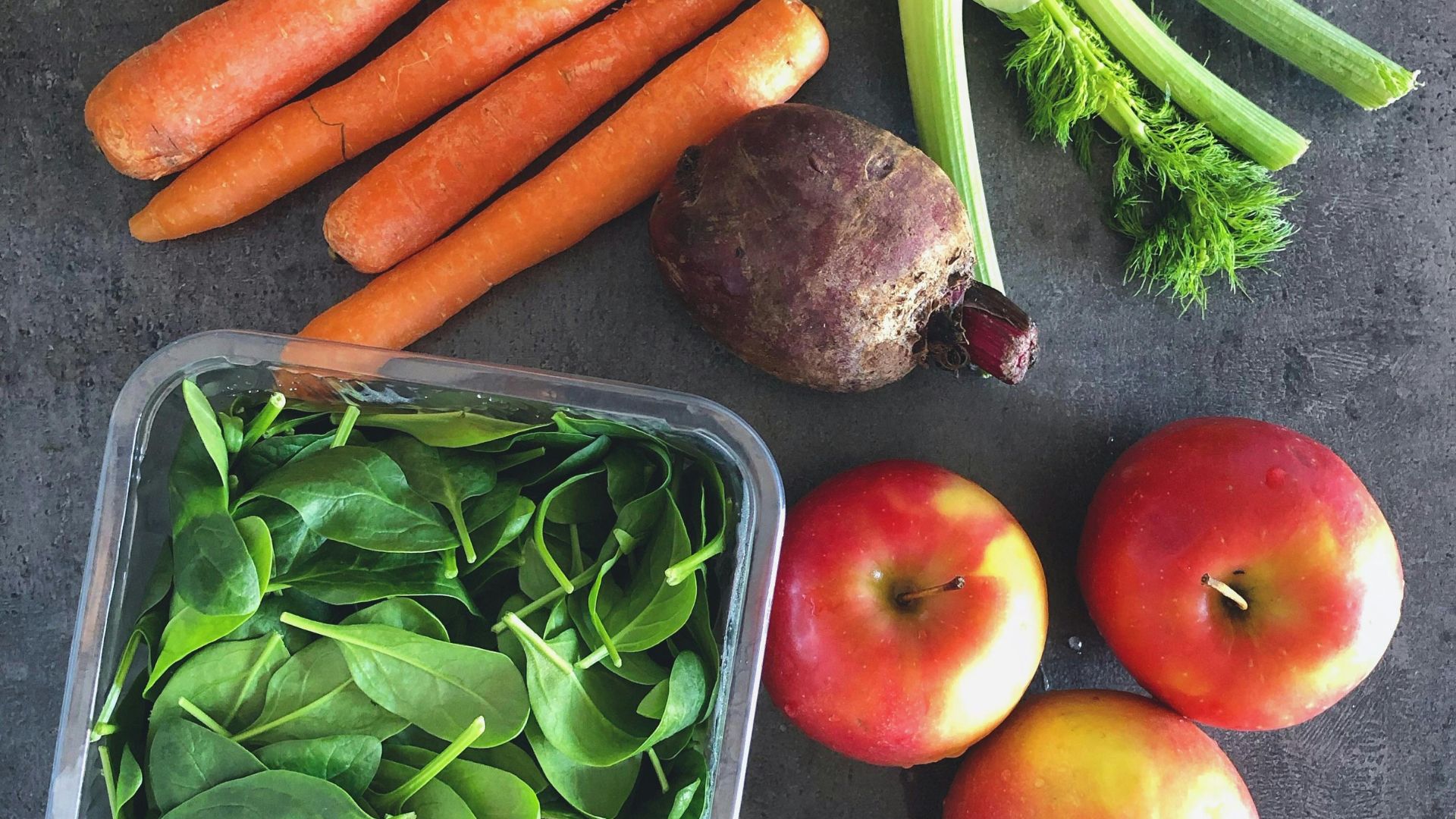 Người bệnh cần bổ sung rau xanh và trái cây tươi để ngăn ngừa táo bón