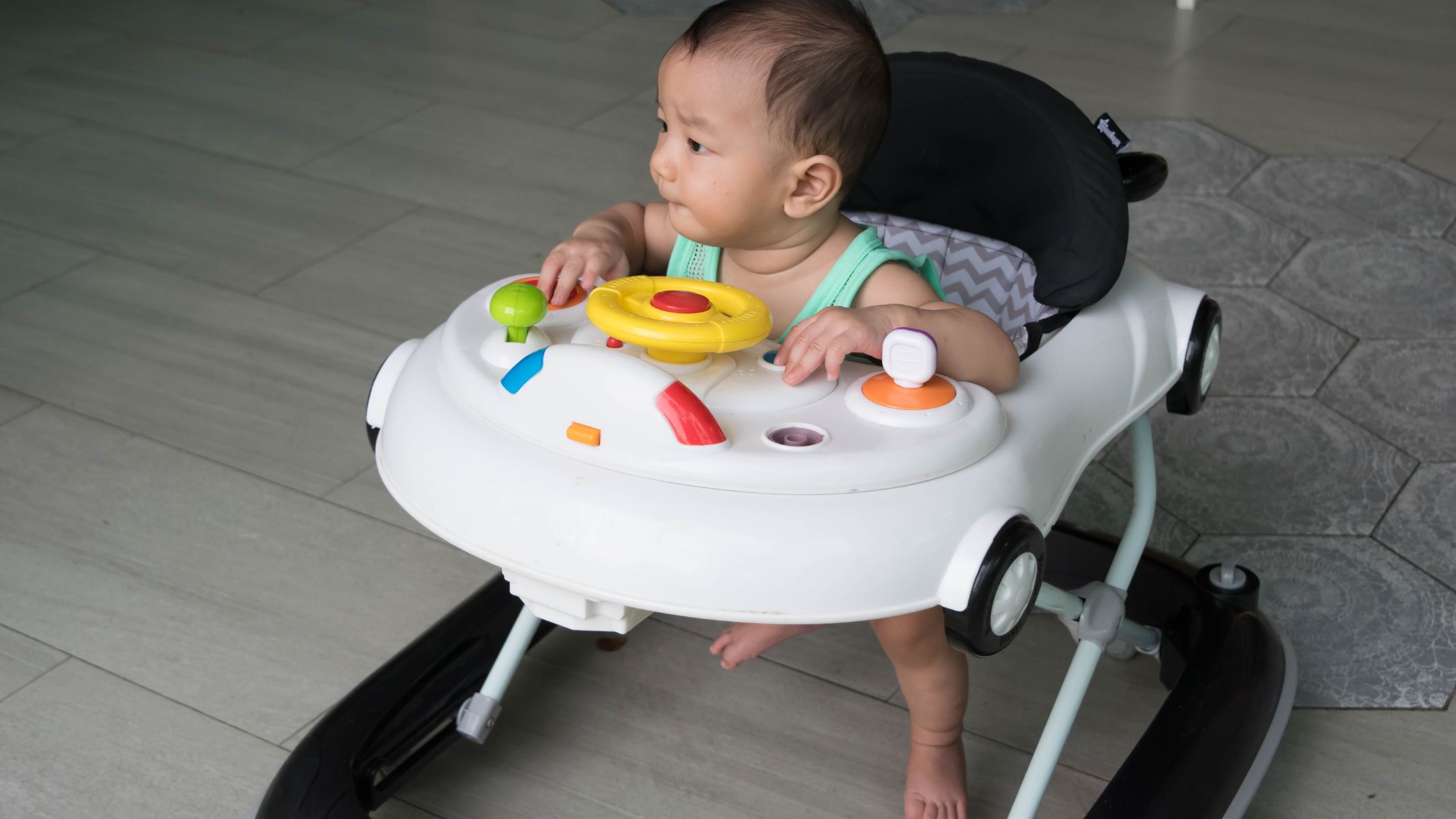 Có nên cho trẻ dùng xe tròn tập đi không?