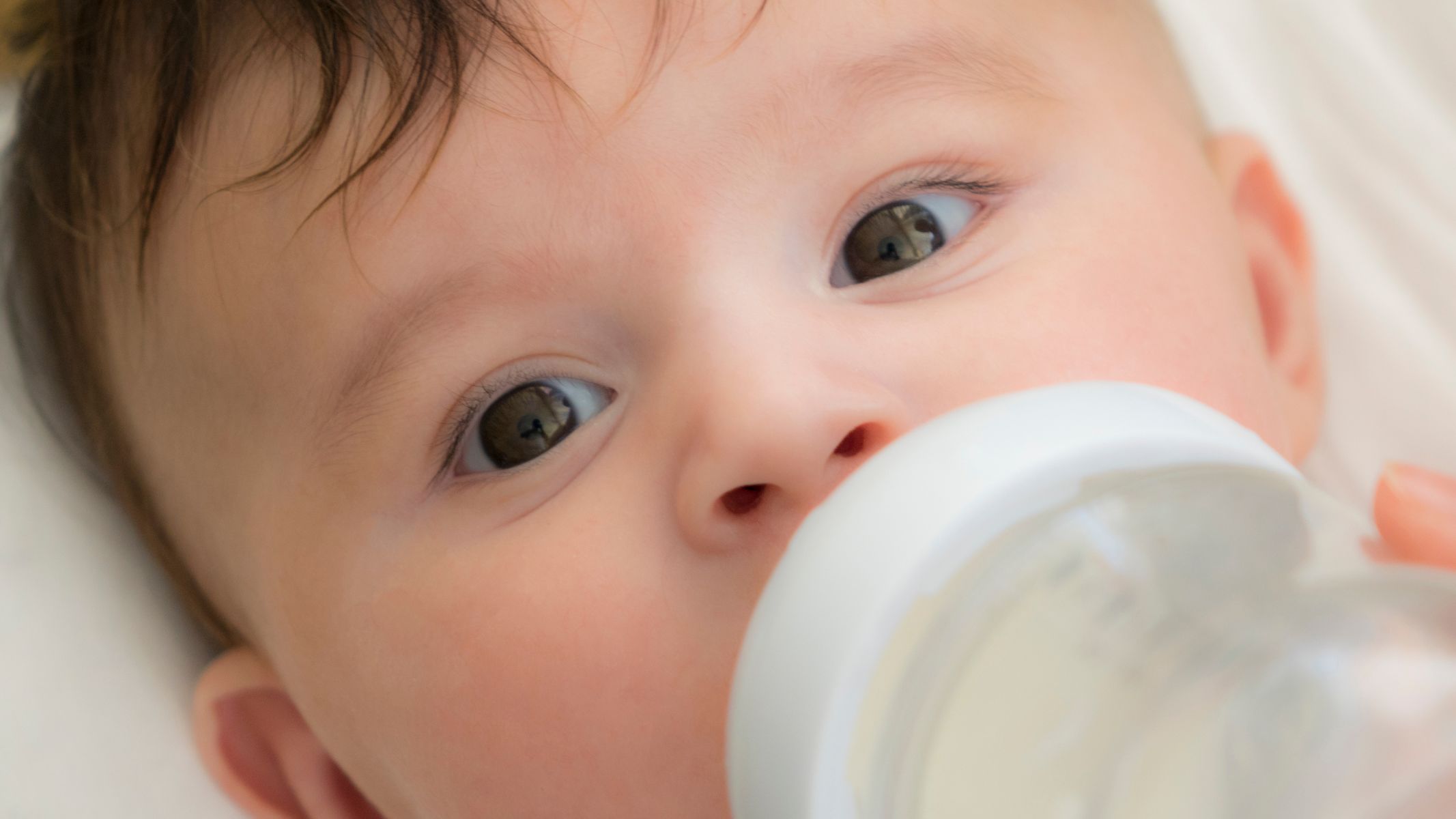 Có nên cho trẻ sơ sinh bú bình không có sữa không?