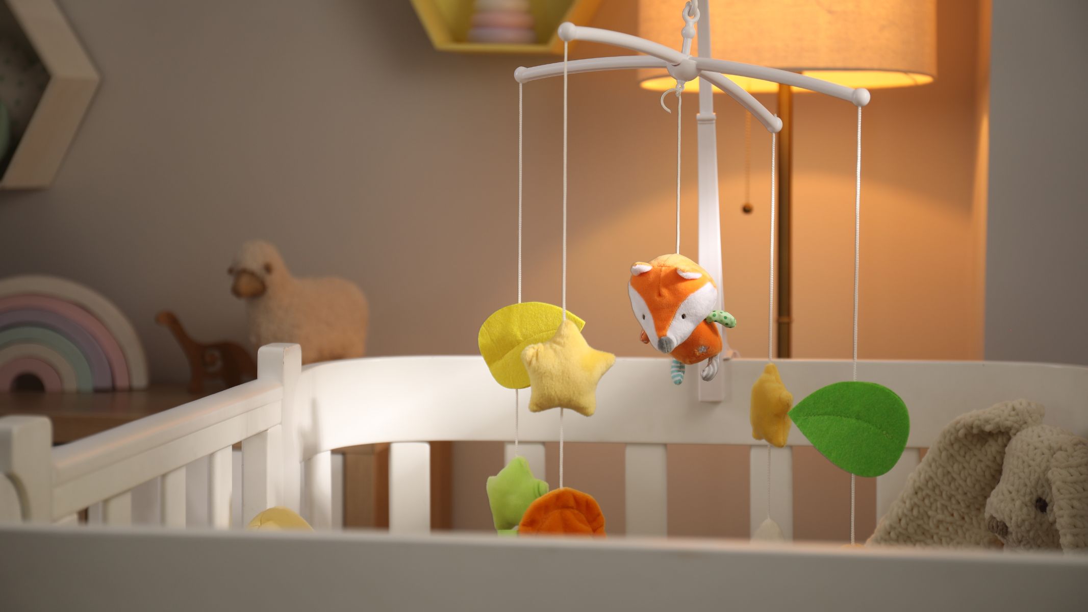 Hạn chế treo quá nhiều đồ chơi trên nôi hoặc nhiều gối, mền dày