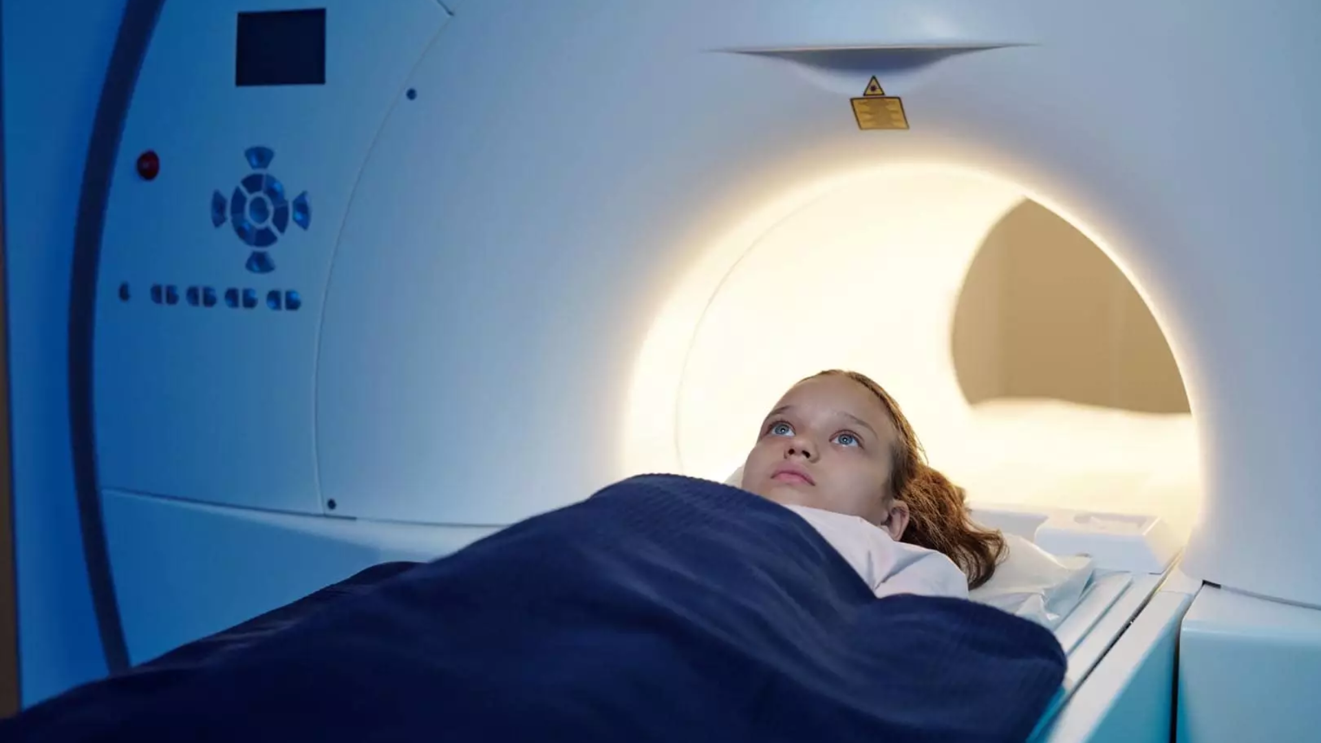 Chụp CT não không gây tổn thương trực tiếp đến não hay làm ảnh hưởng ngay lập tức đến sự phát triển của trẻ