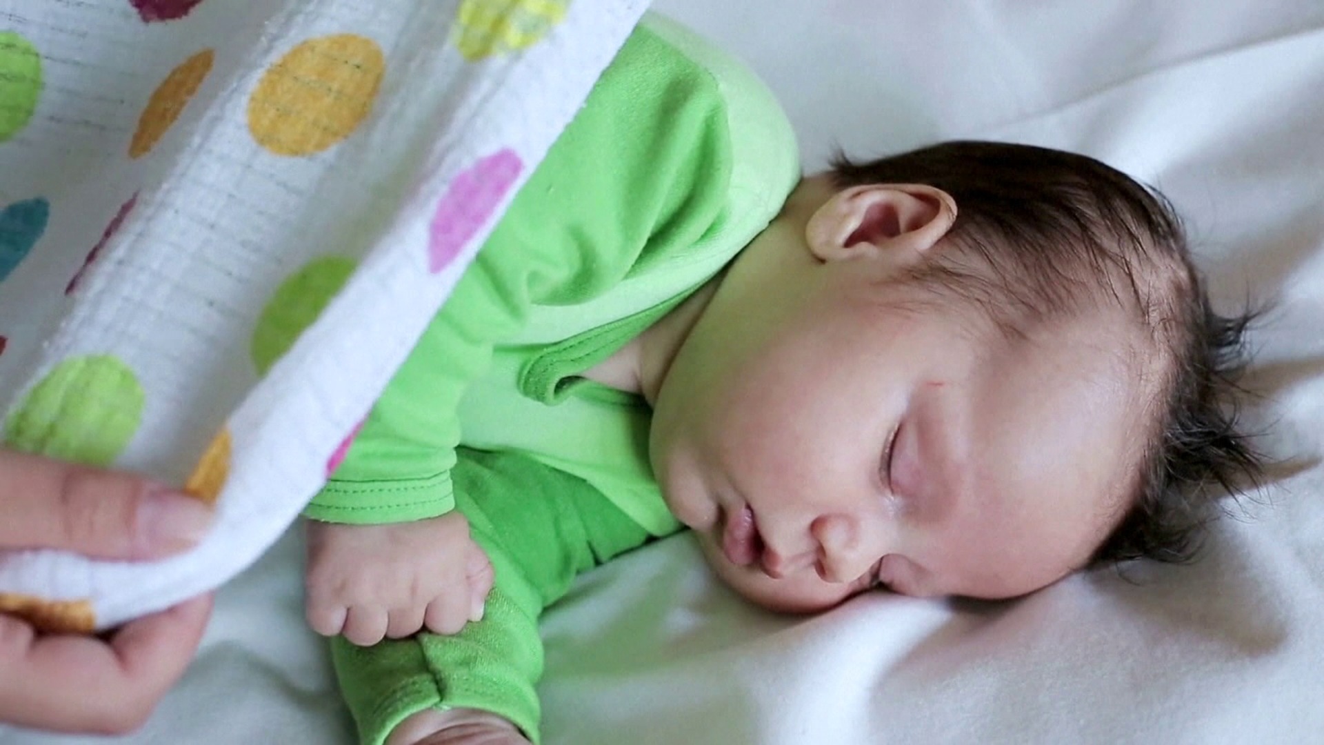 Các rủi ro khi cho bé đắp chăn cha mẹ cần biết