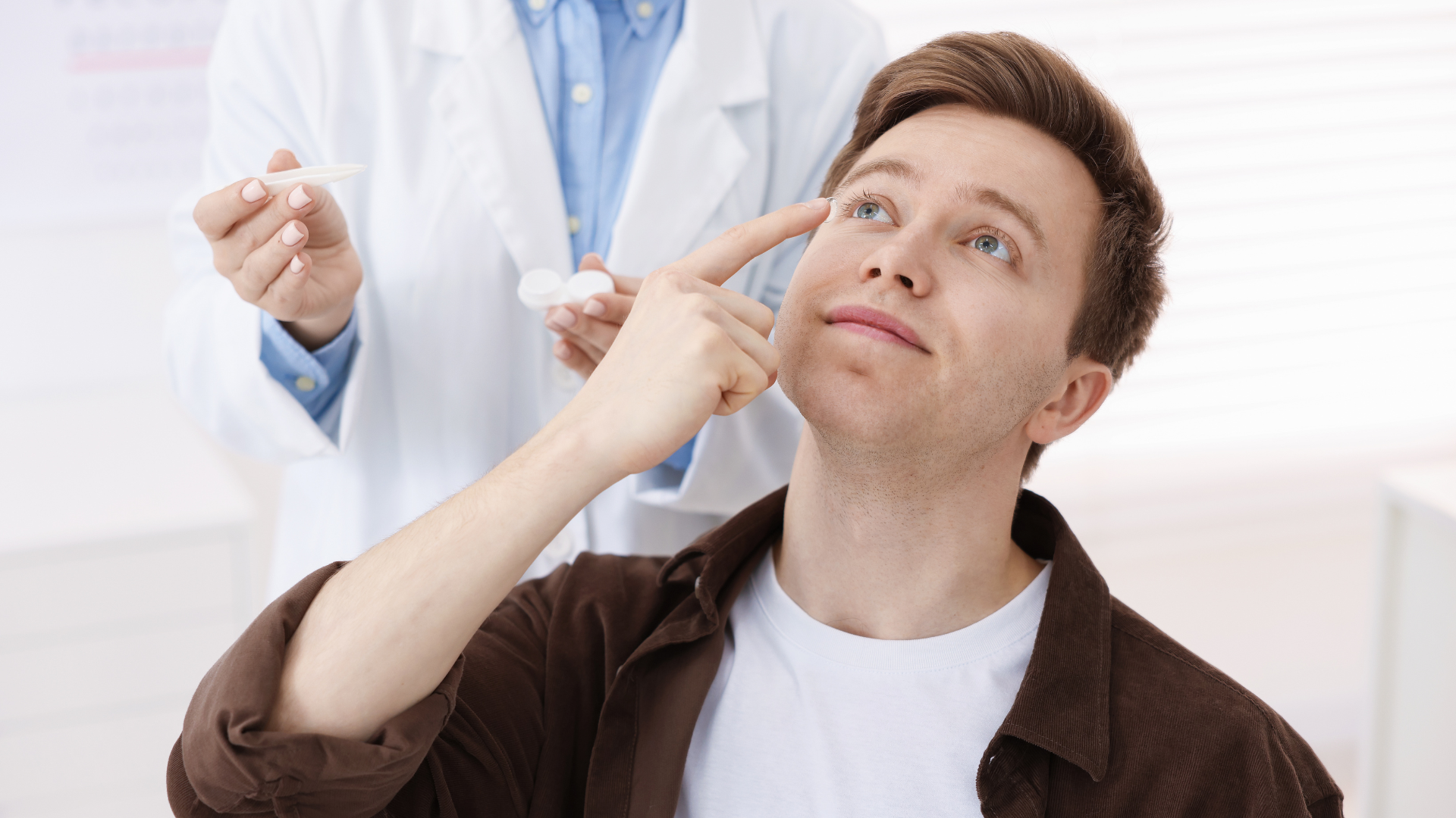 Kính áp tròng và kính cận đều giúp điều chỉnh cận thị