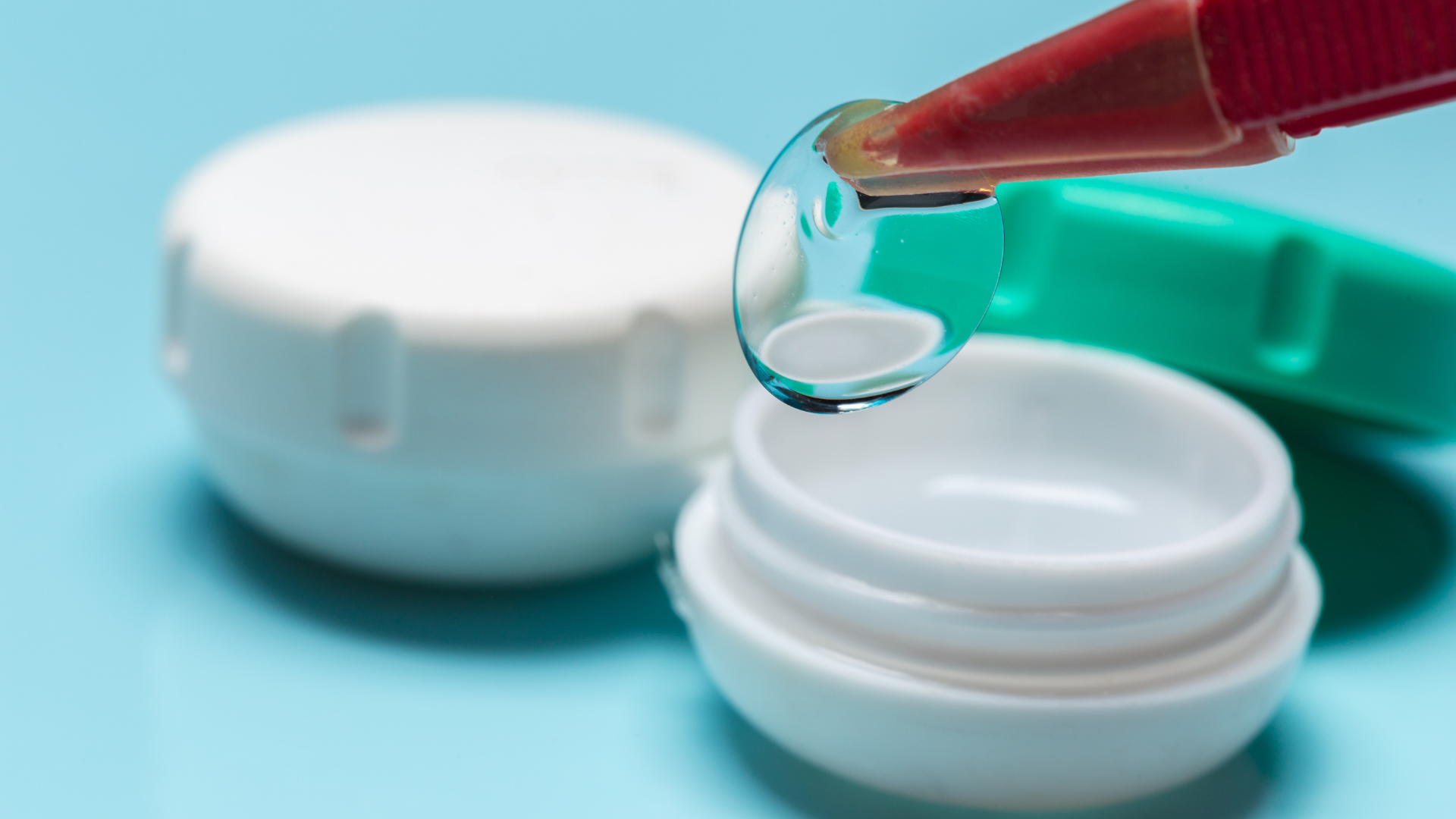 Ưu và nhược điểm khi cân nhắc đeo kính áp tròng