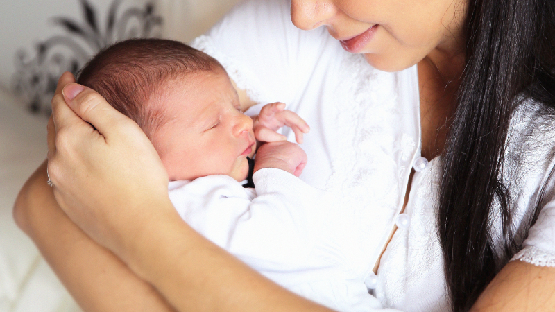 Có nên đội mũ cho trẻ sơ sinh khi ngủ hay để bé thoải mái tự nhiên hơn?