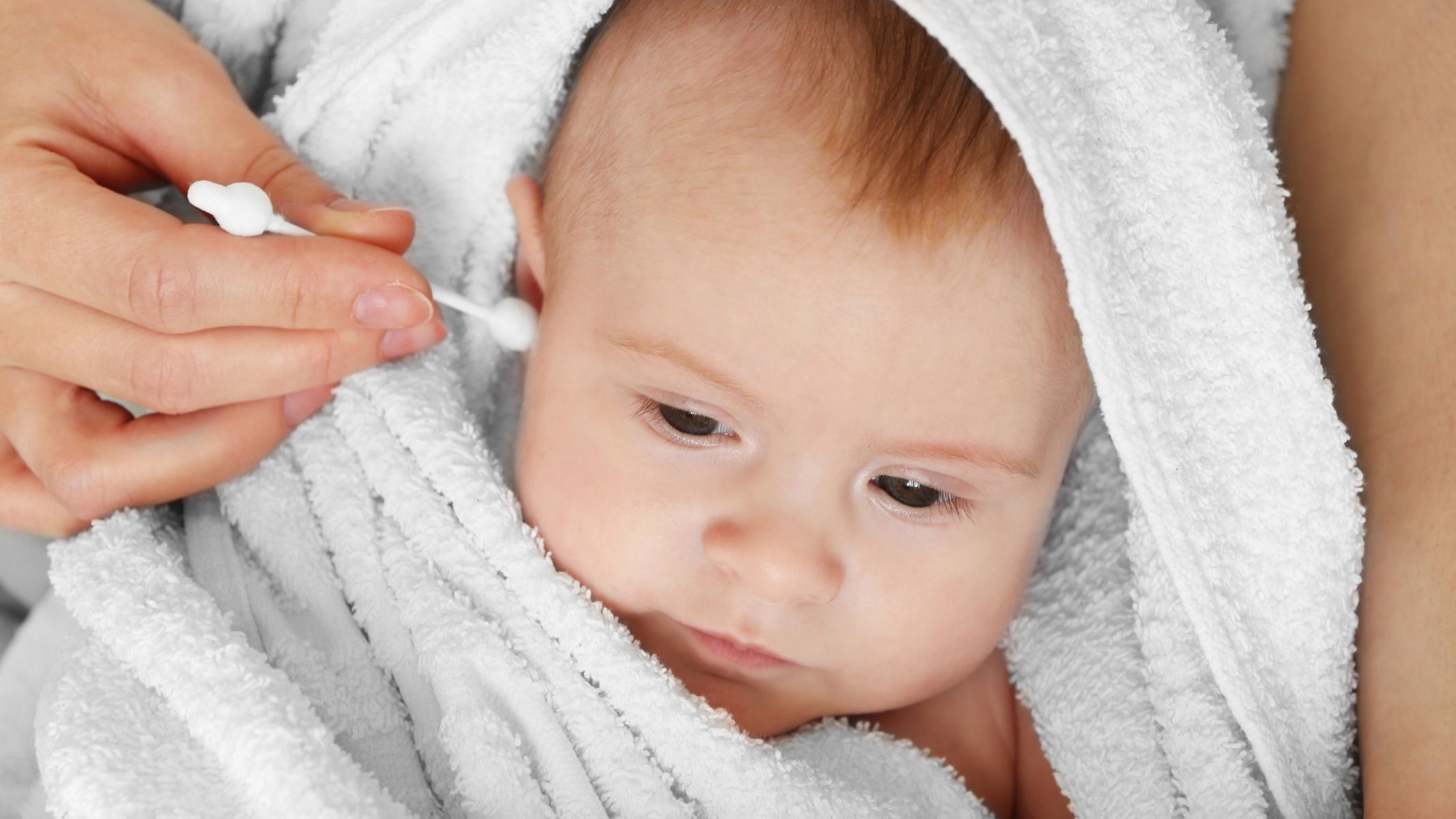 Cha mẹ chỉ nên dùng tăm bông loại chuyên dụng cho trẻ sơ sinh để lau vùng ngoài tai, không đưa sâu vào trong