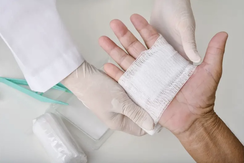 Vệ sinh sạch sẽ vết thương và băng bó hợp lý giúp vết thương mau lành hơn