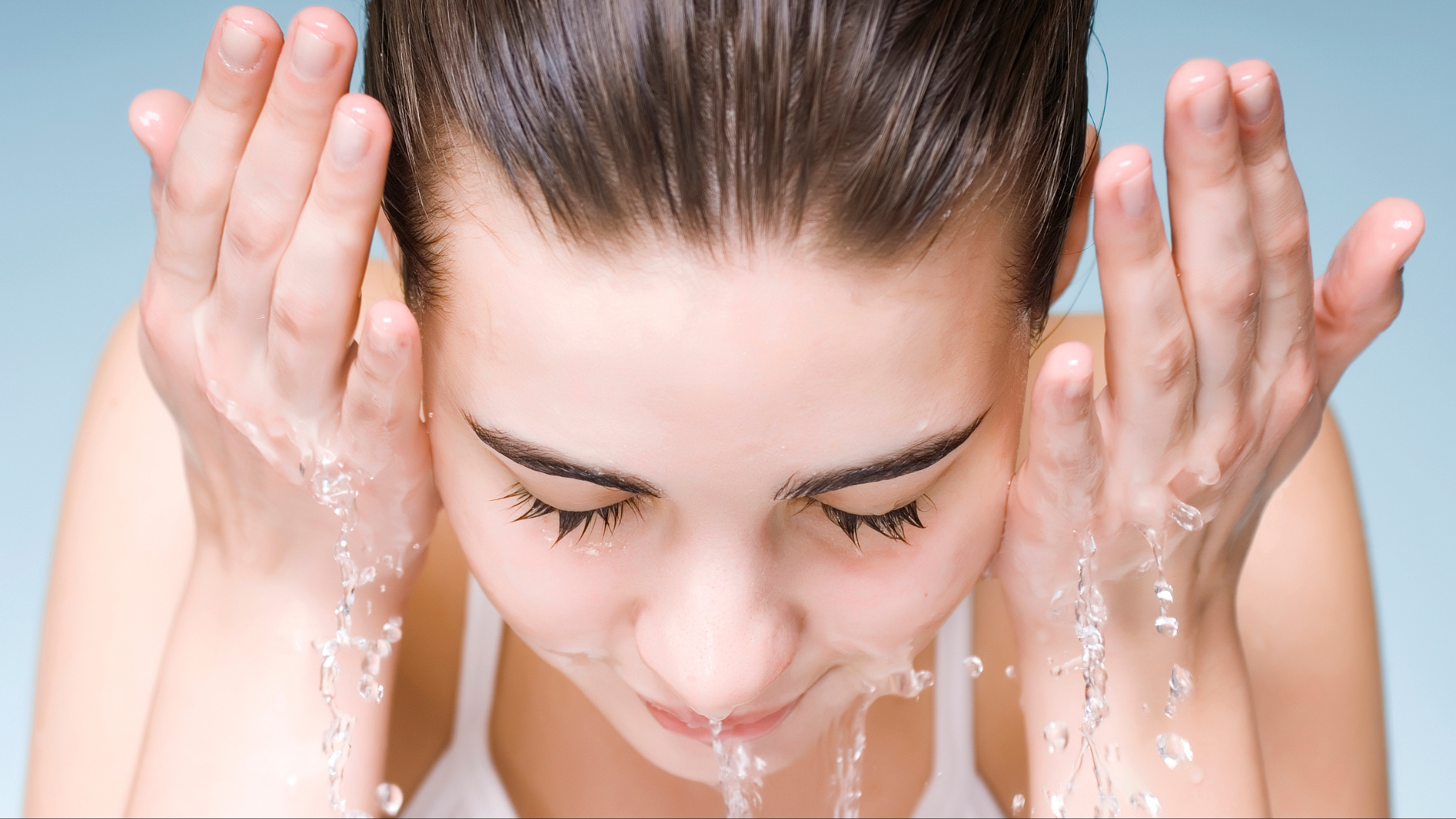 Làm sạch da hàng ngày là bước quan trọng hạn chế mụn đầu đen