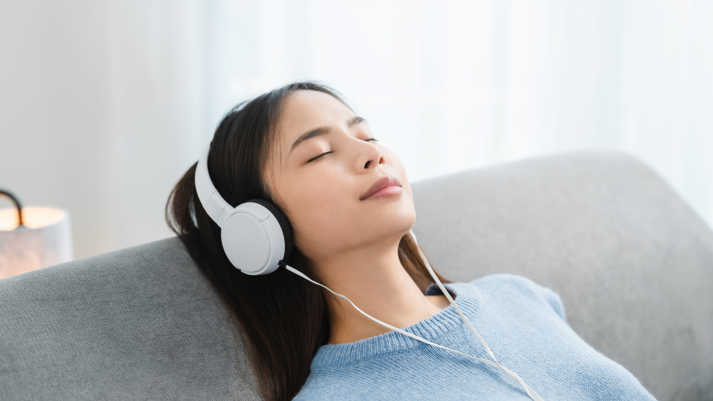 Nhiều người thắc mắc có nên nghe nhạc sóng não khi ngủ không?