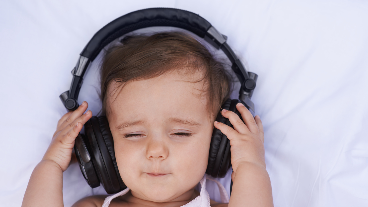 Không nên cho trẻ em nghe nhạc sóng não khi ngủ một cách thường xuyên hoặc kéo dài