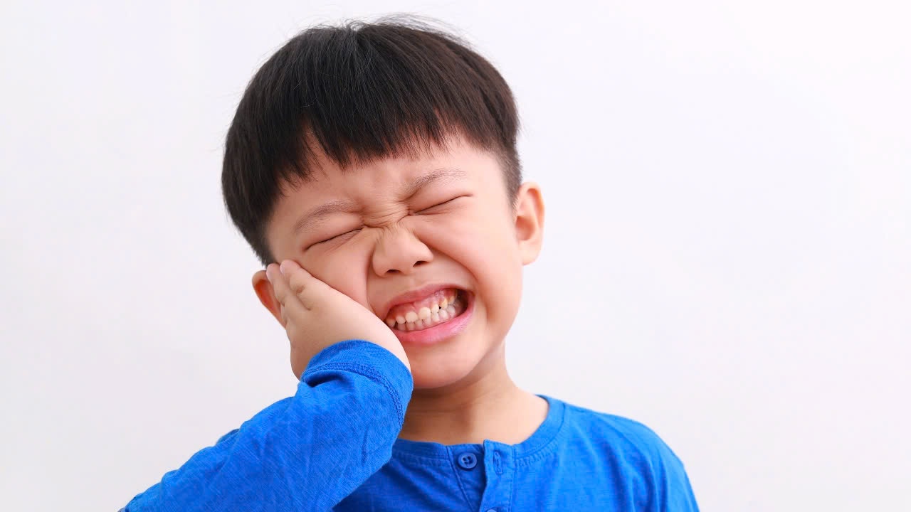 Nên đưa trẻ đến nha sĩ để nhổ răng nếu cơn đau kéo dài không giảm