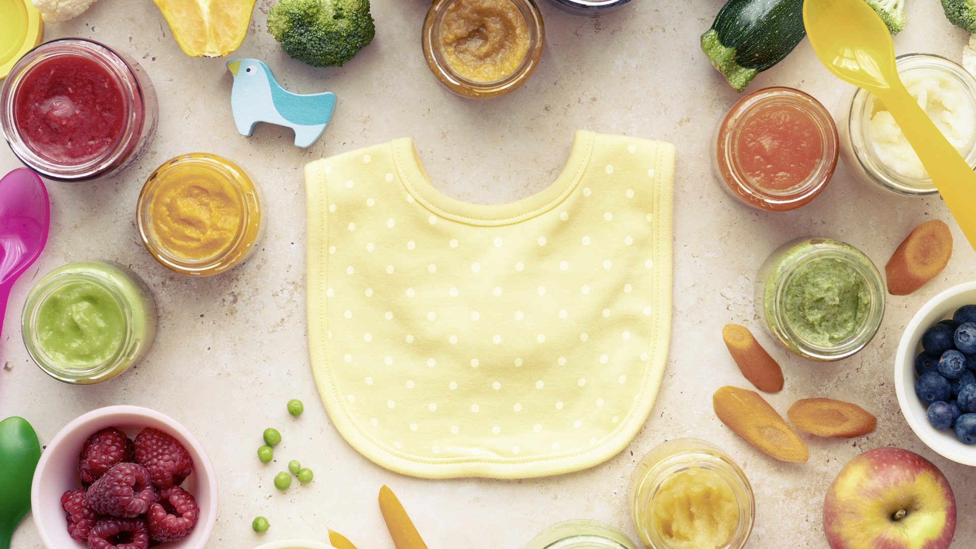 Yếm vải thường mềm, nhẹ, thấm hút tốt, phù hợp với bé mới ăn dặm