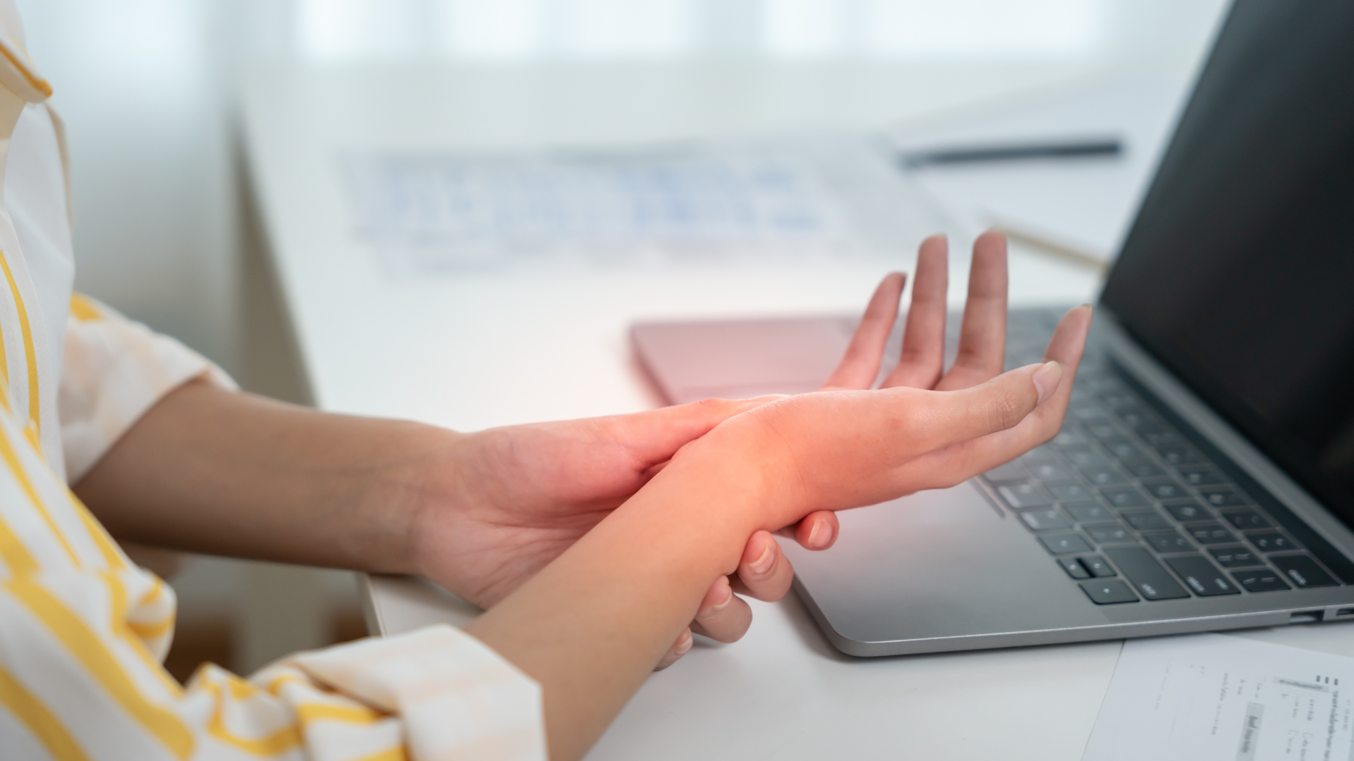 Bệnh lý toàn thân như gút, viêm khớp dạng thấp là nguyên nhân thường gặp