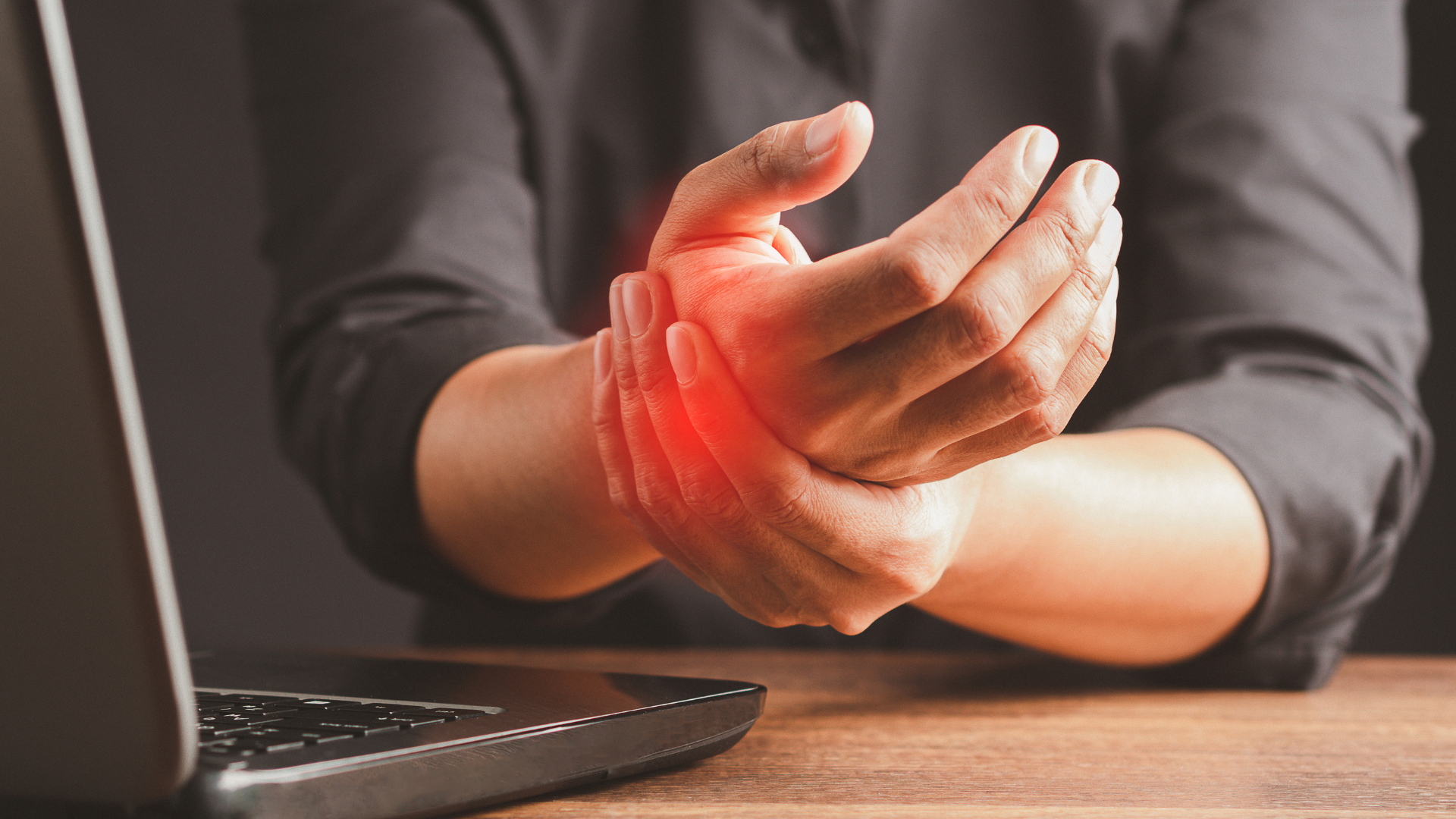 Cổ tay bị đau lâu ngày không khỏi là dấu hiệu cảnh báo khớp đang gặp vấn đề