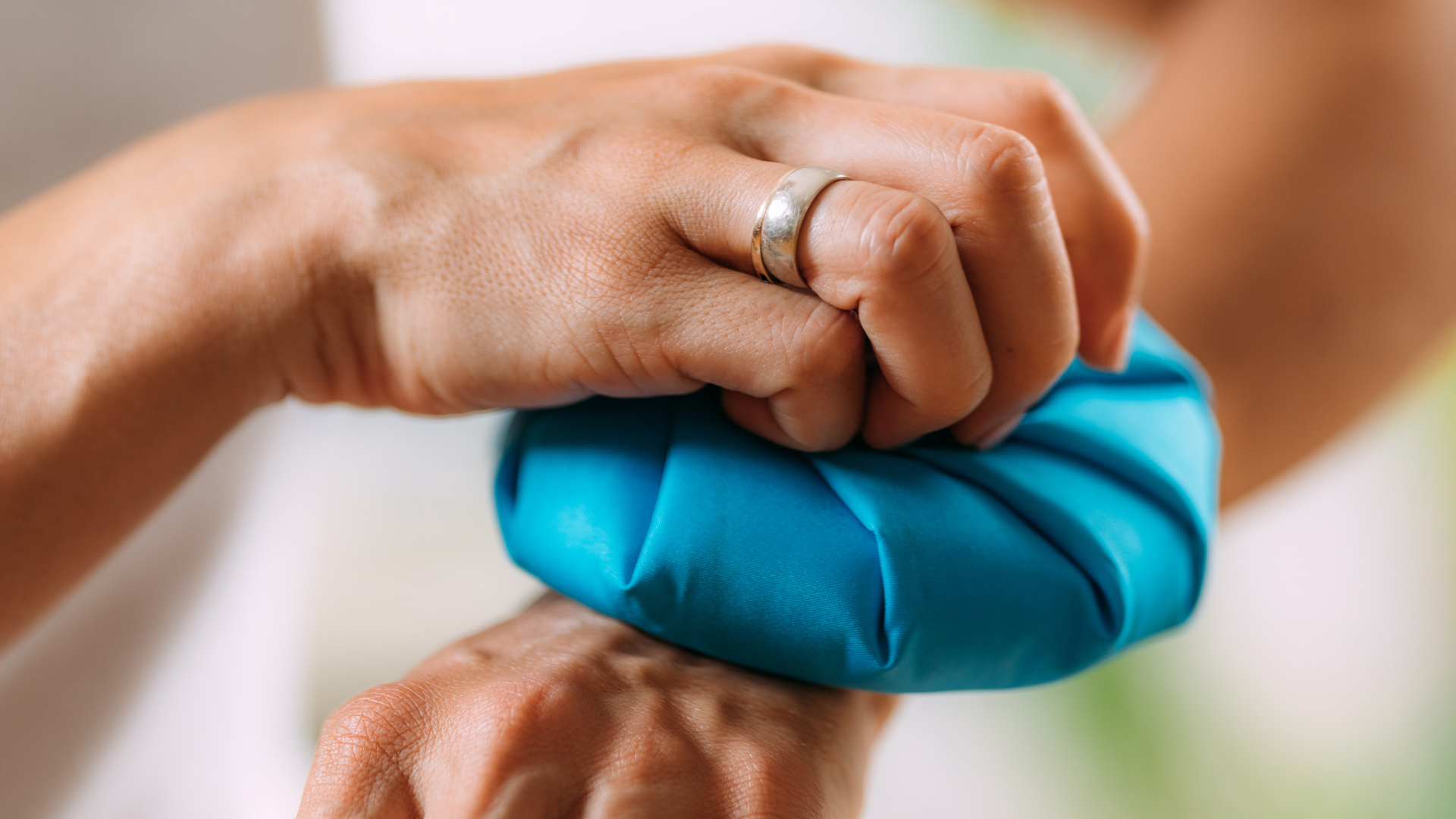 Chườm lạnh là cách hỗ trợ giảm đau và sưng hiệu quả trong giai đoạn đầu khi đau cổ tay