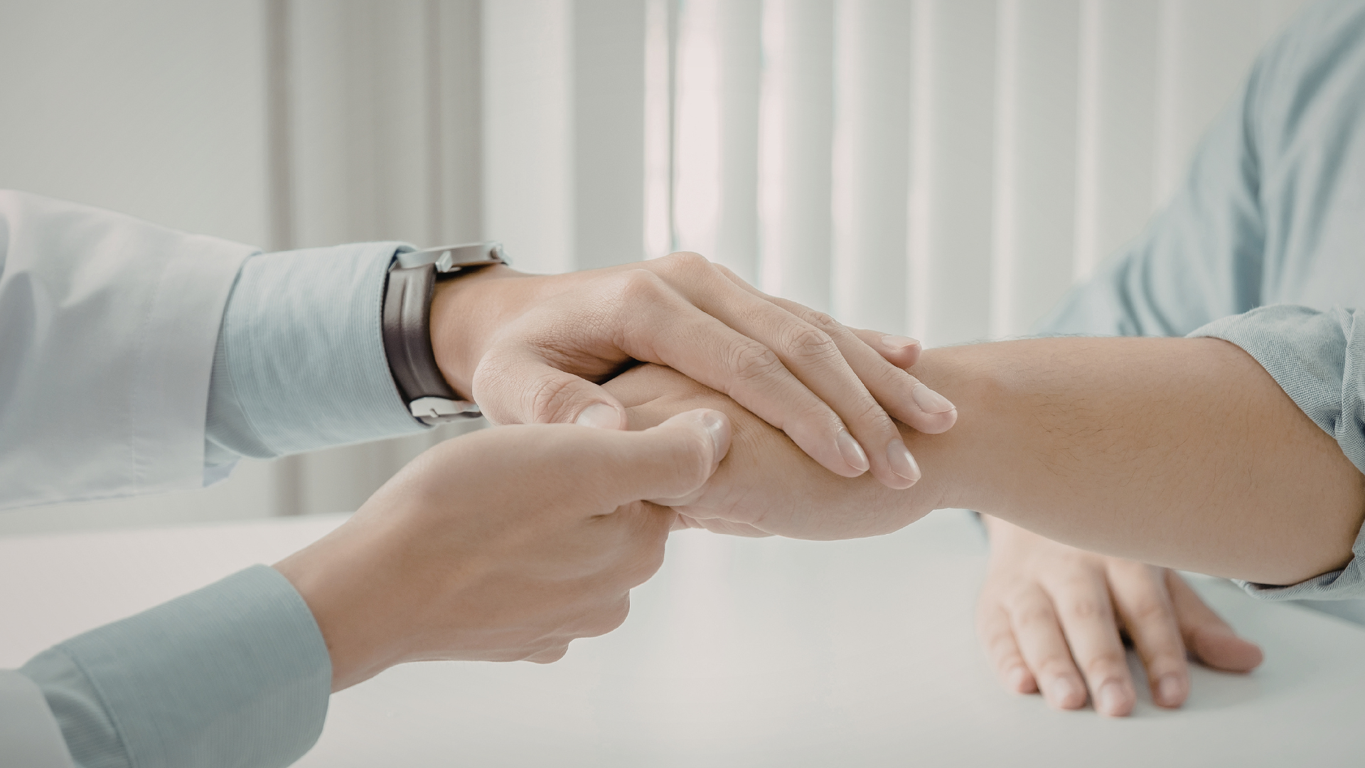 Bạn nên đi khám bác sĩ khi đau cổ tay kéo dài, không giảm sau vài ngày nghỉ ngơi