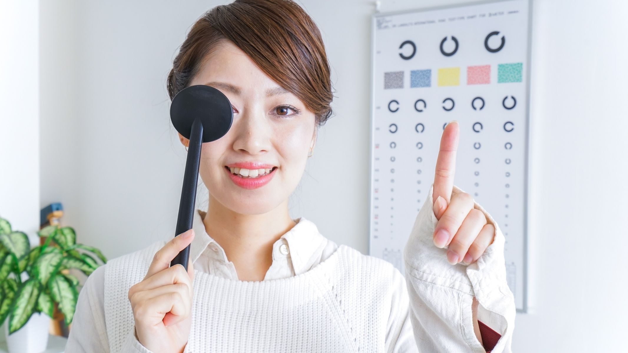 Khám mắt định kỳ giúp điều chỉnh kịp thời và phát hiện sớm các bất thường khúc xạ