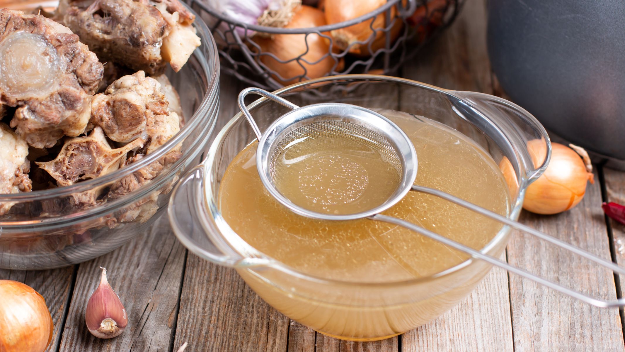 Collagen trong nước hầm xương thường phân giải thành dạng gelatin