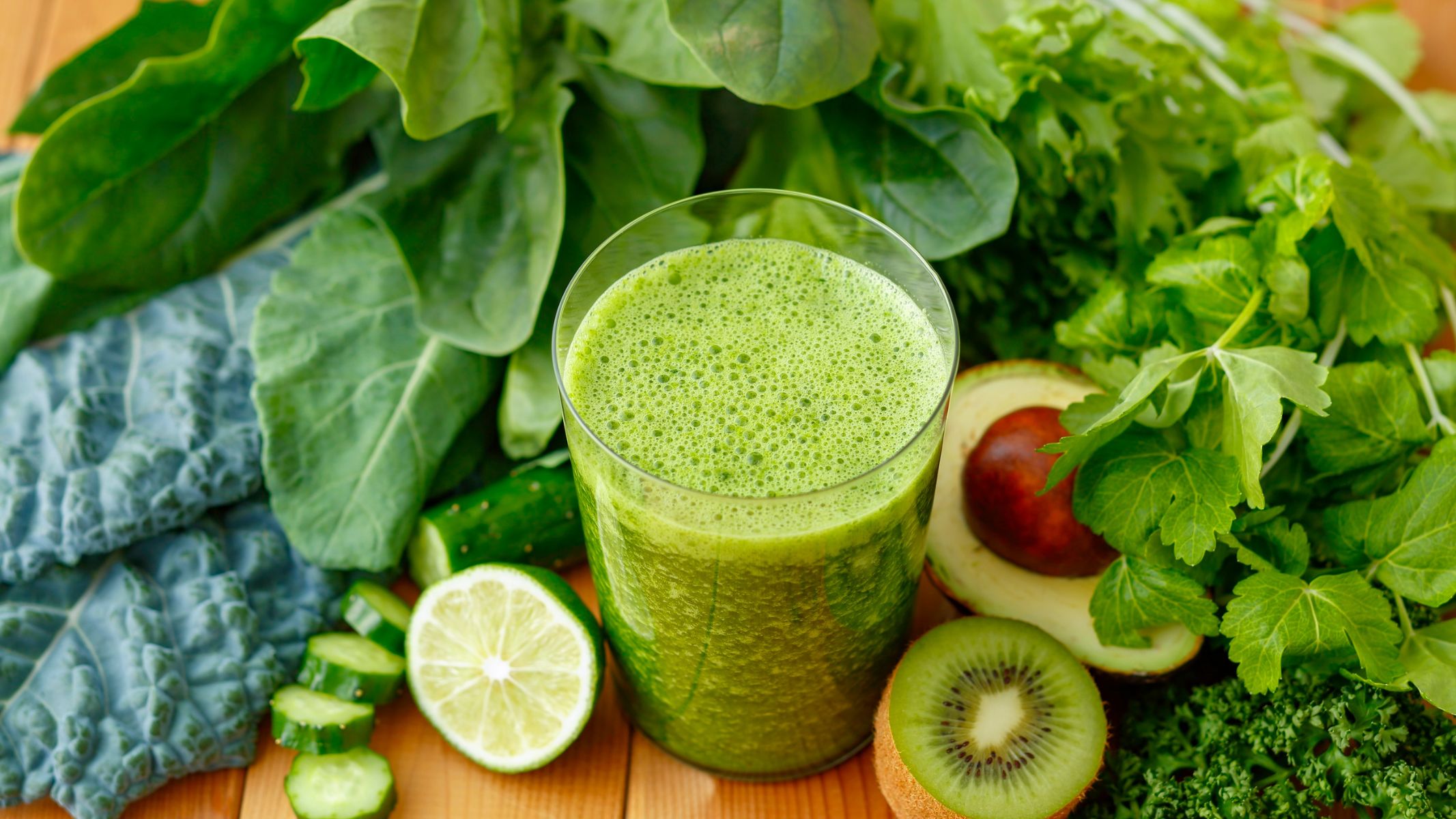 Rau lá xanh (cải bó xôi, cải xoăn, cần tây) giàu diệp lục, vitamin C, kẽm và đồng, có tác dụng kích thích tế bào da sản sinh procollagen