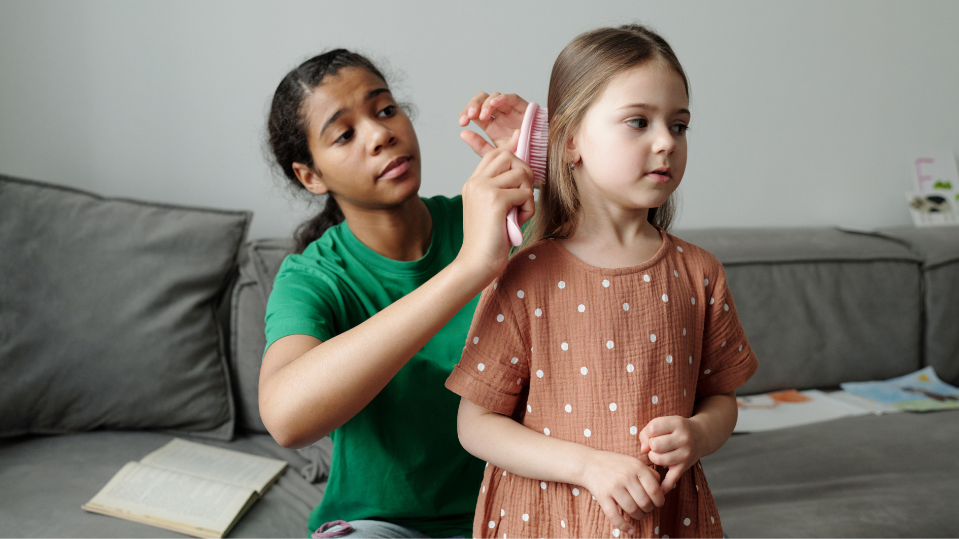 Thường xuyên kiểm tra da đầu trẻ giúp phát hiện chấy sớm và kịp thời xử lý