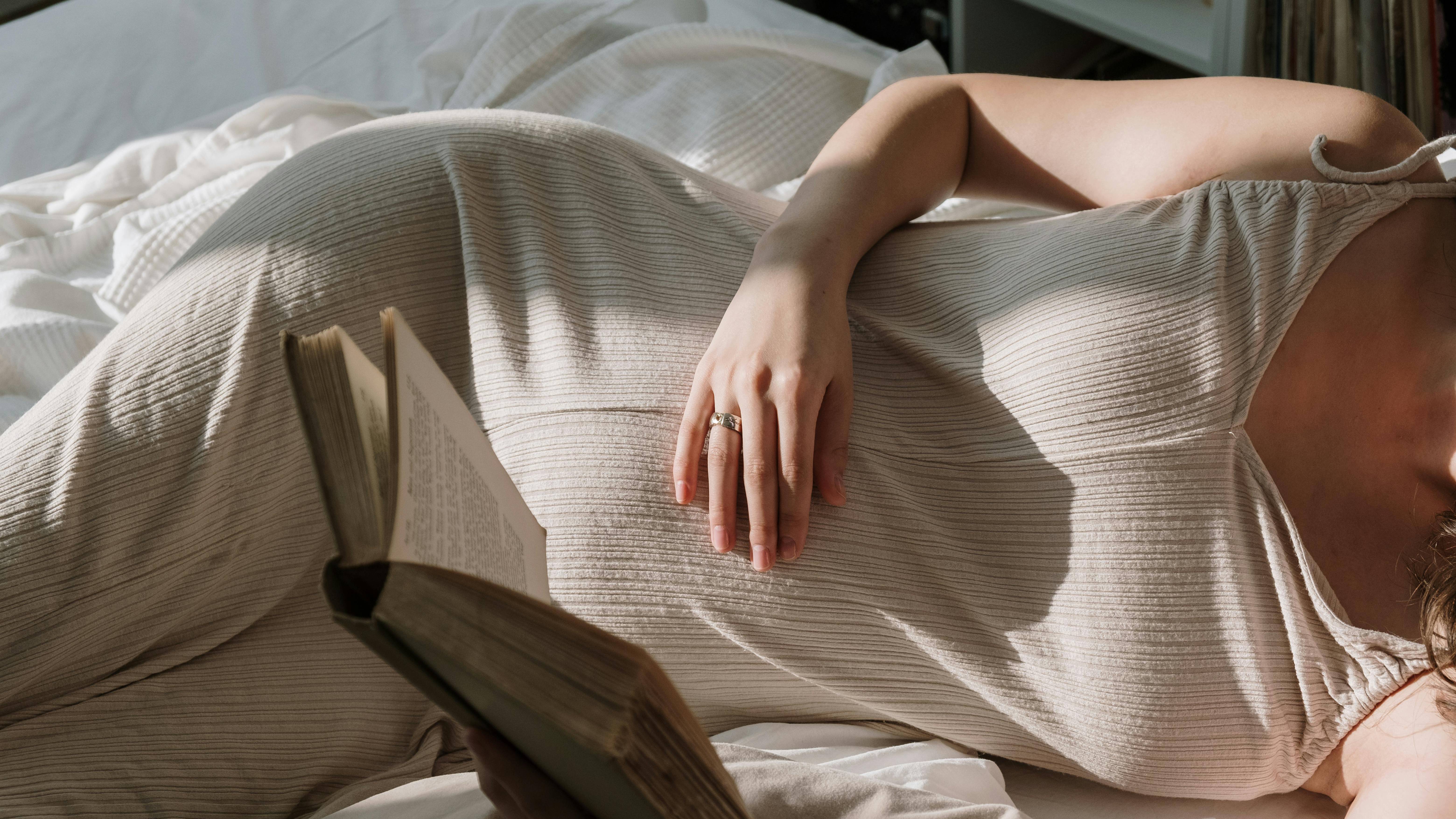 Cơn gò khoảng 5 phút một lần kéo dài ít nhất 1 giờ, cường độ tăng dần, mẹ nên chuẩn bị nhập viện