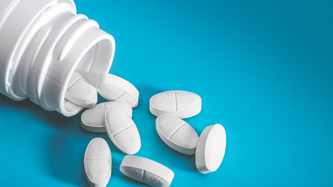 Hỗ trợ giảm đau bằng thuốc theo chỉ định của bác sĩ