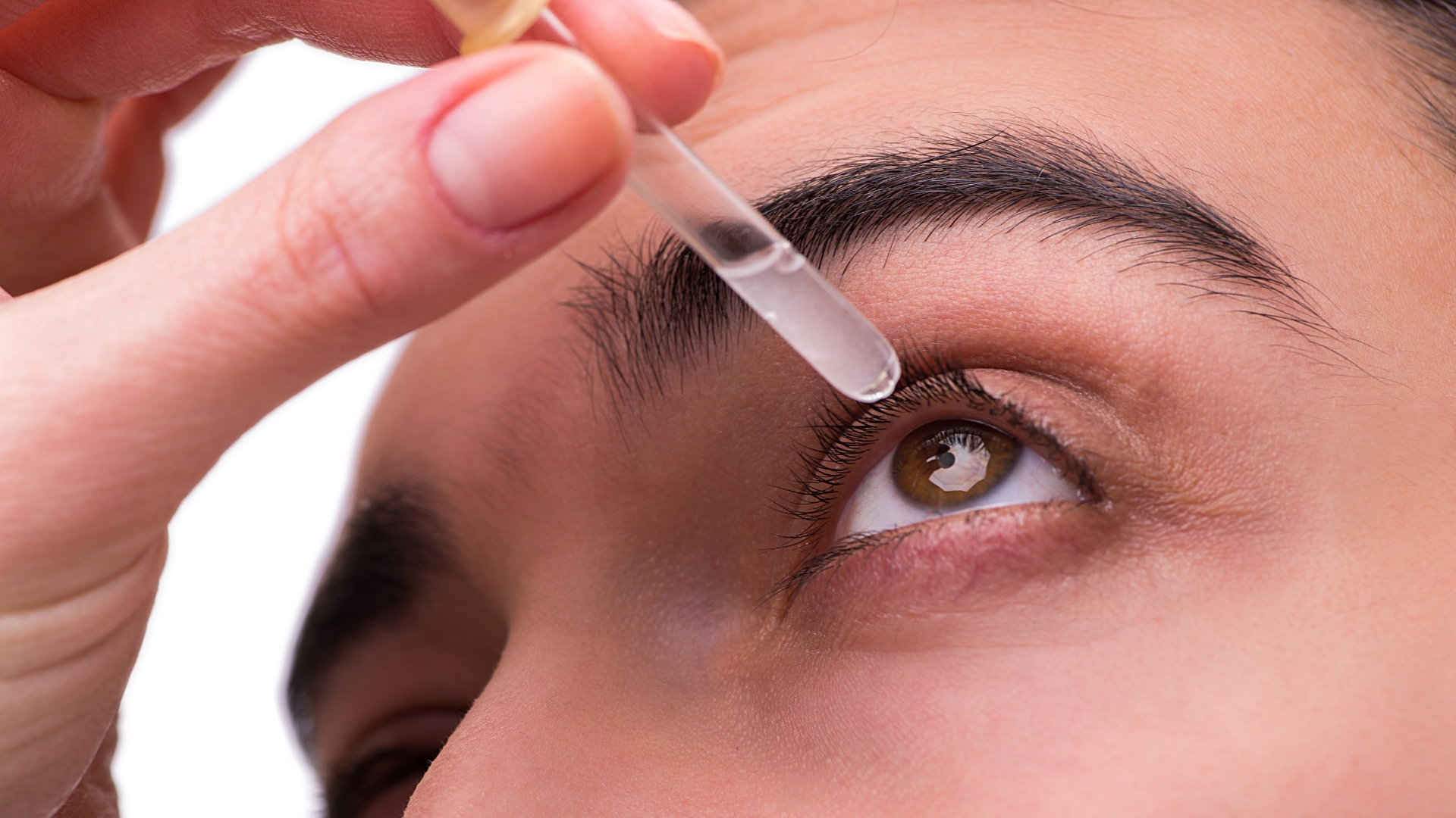 Một số thuốc như atropin (giãn con ngươi) hoặc opioids (co con ngươi) làm thay đổi kích thước rõ rệt