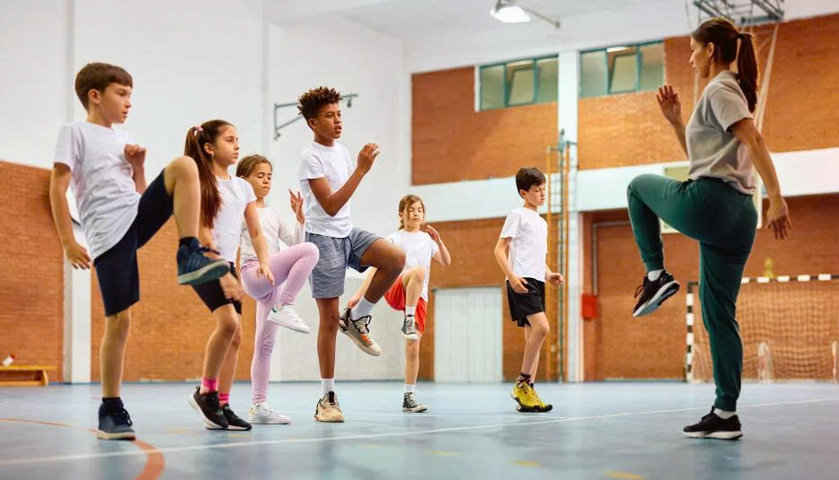 Các bài tập giãn cơ giúp cột sống của trẻ linh hoạt hơn và hỗ trợ cải thiện tư thế