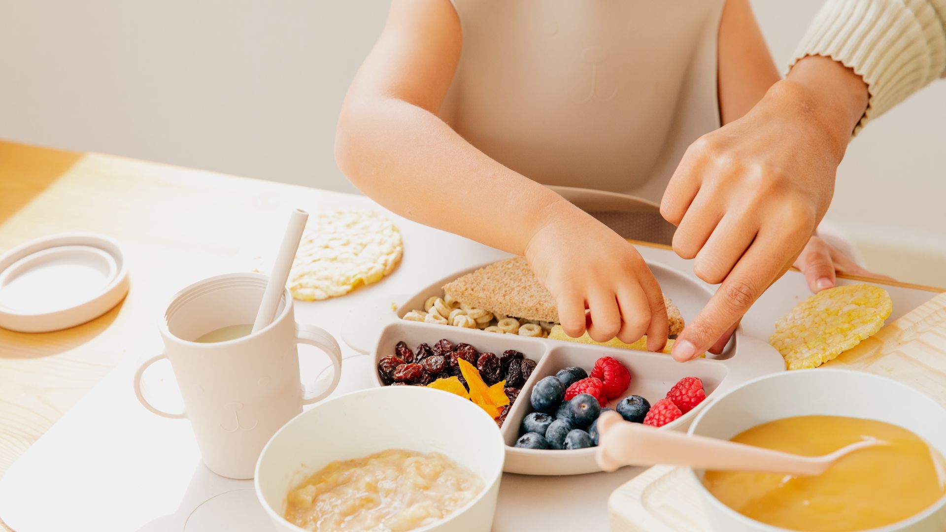 Hãy theo dõi phản ứng của cơ thể bé sau khi sử dụng dầu ăn dặm để phòng tránh các bất thường của cơ thể