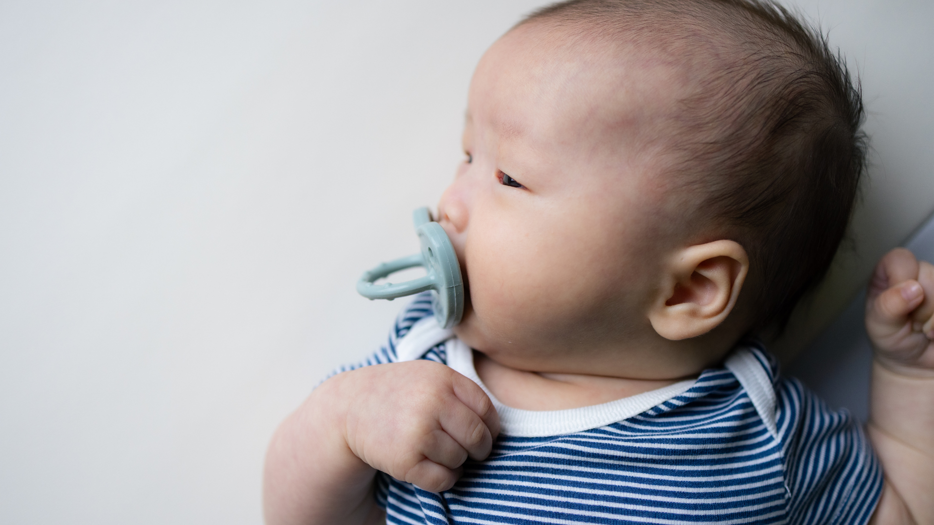 Trẻ sơ sinh từ 0 đến 12 tháng tuổi có đường mũi và mắt rất nhỏ, vì vậy cần chọn dạng sản phẩm phù hợp với đặc điểm này