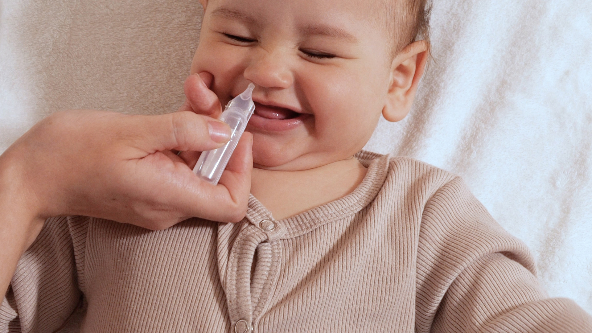 Chỉ nên nhỏ mũi trẻ từ 1 đến 2 lần mỗi ngày cho mục đích vệ sinh thông thường