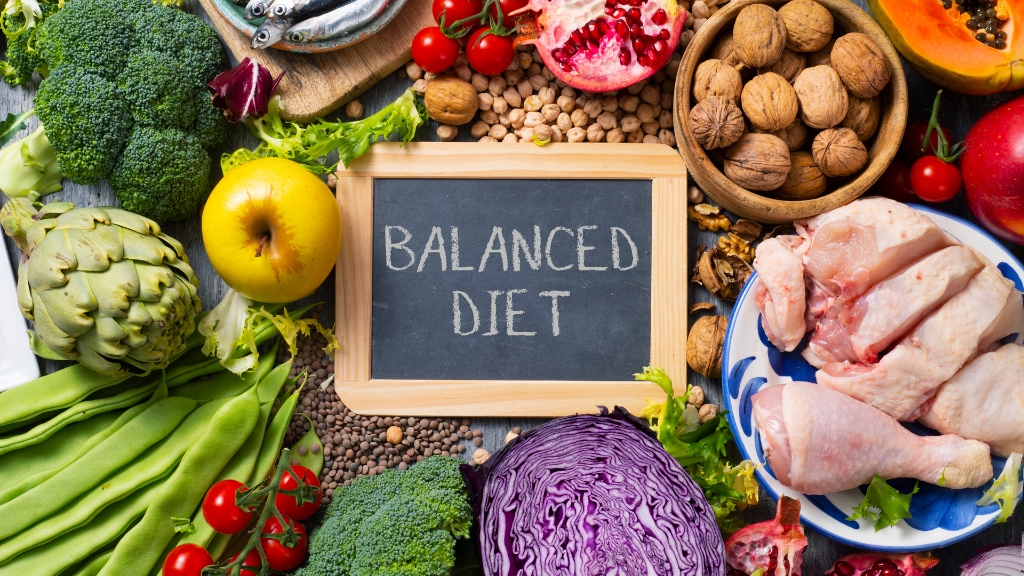 Uống đủ nước và ăn uống cân bằng giúp duy trì sức khỏe thận khỏe mạnh