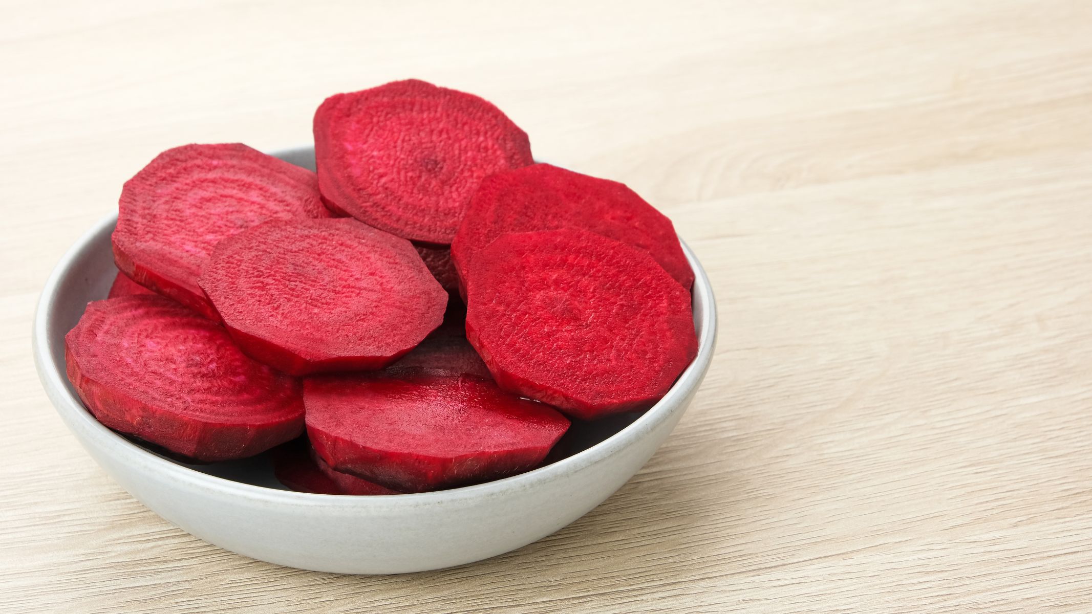 Cần lựa chọn củ dền còn tươi, không dập nát và sơ chế củ dền cẩn thận trước khi ăn sống