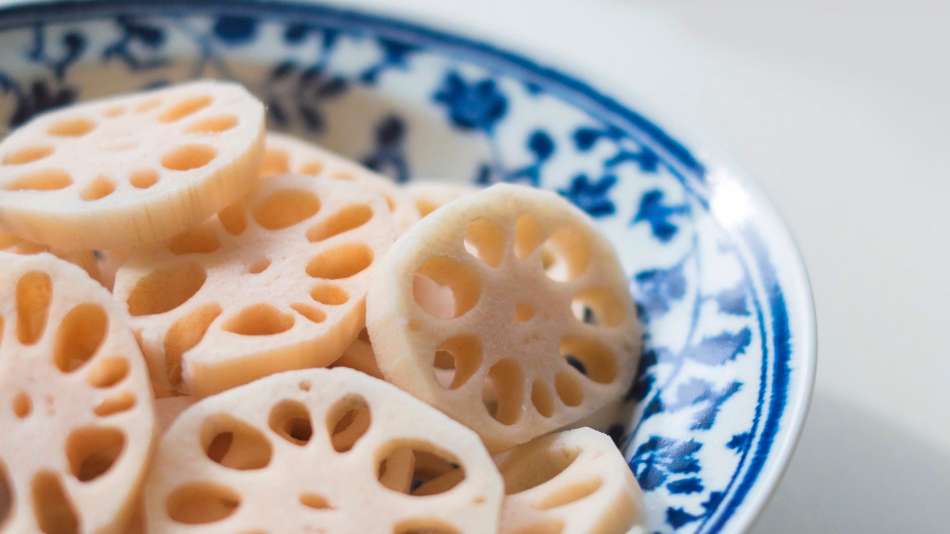 Củ sen ăn sống được không là câu hỏi được nhiều người đặt ra khi muốn tận dụng độ giòn và vị thanh mát tự nhiên của củ sen