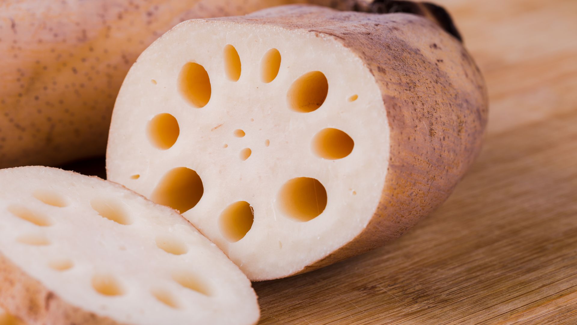 Nên lựa chọn củ sen còn cứng, vỏ sáng màu, không thâm đen, không có mùi lạ để tránh nhiễm khuẩn