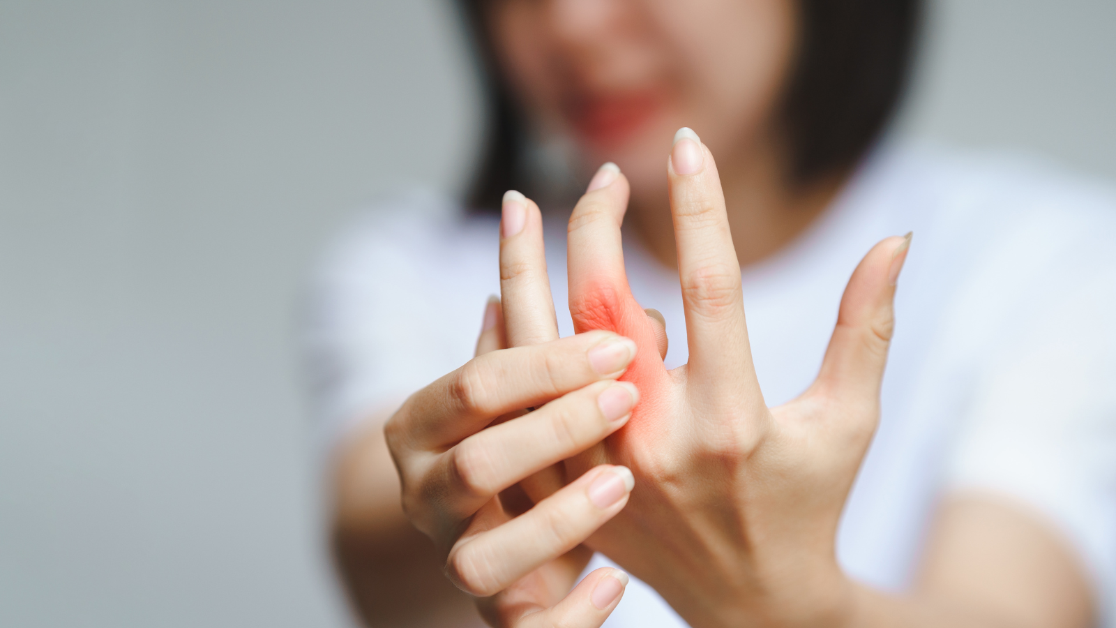 Viêm khớp dạng thấp là nguyên nhân bệnh lý gây cứng khớp ngón tay kéo dài