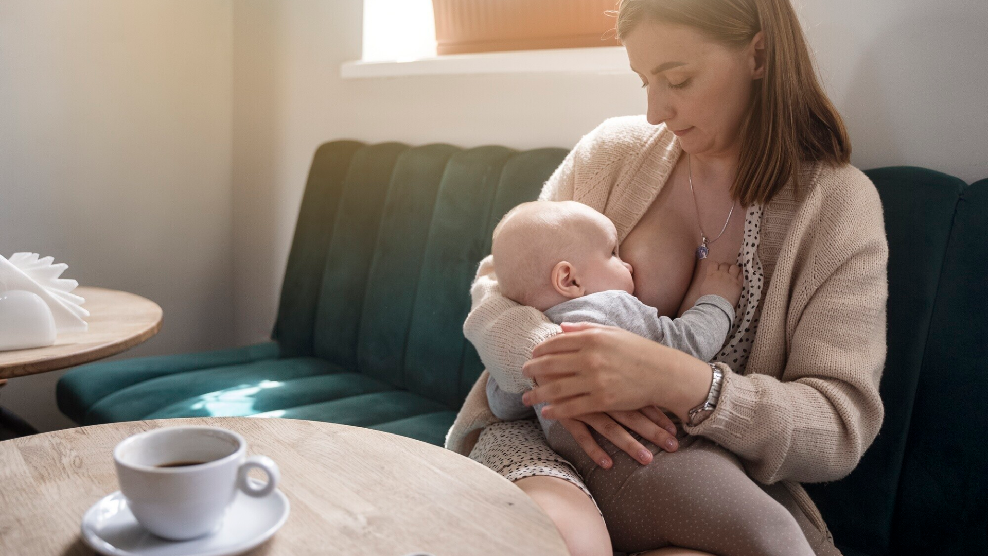 cuong-sua-va-tac-sua-la-gi-dau-hieu-nhan-biet-va-cach-xu-ly-an-toan-cho-me-sau-sinh 2.png