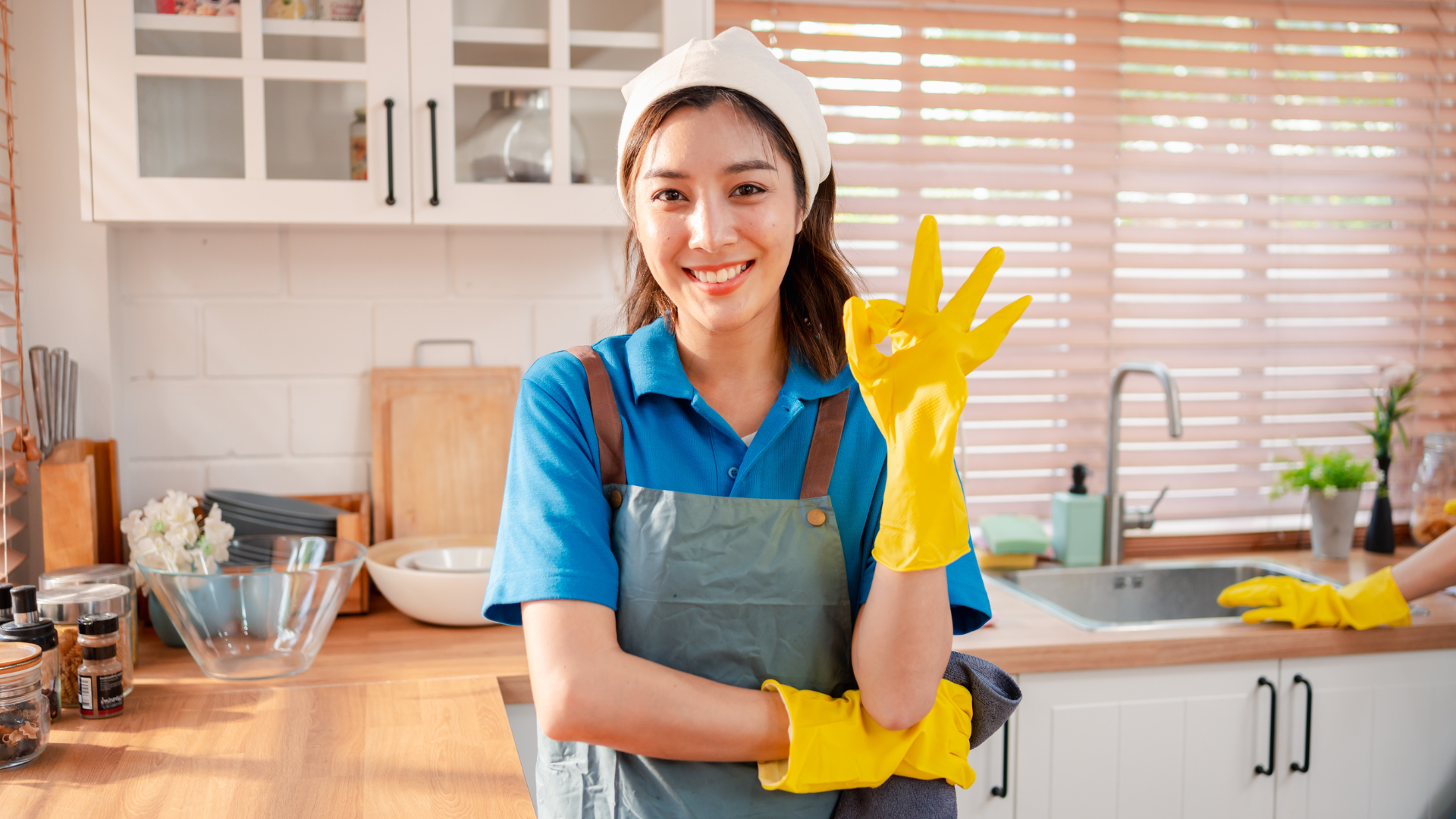 Nên dọn dẹp nhà cửa thường xuyên để hạn chế côn trùng, bụi bẩn và các tác nhân gây hại cho da