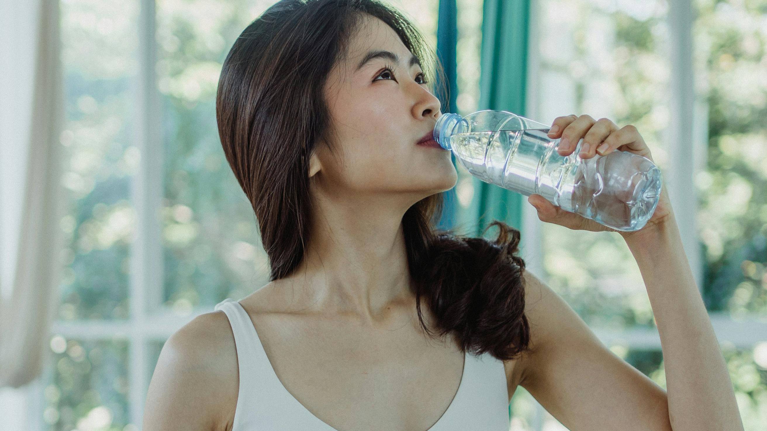 Nước giúp duy trì độ ẩm cho da, nên mỗi ngày, cơ thể cần tối thiểu khoảng 1,5 lít nước