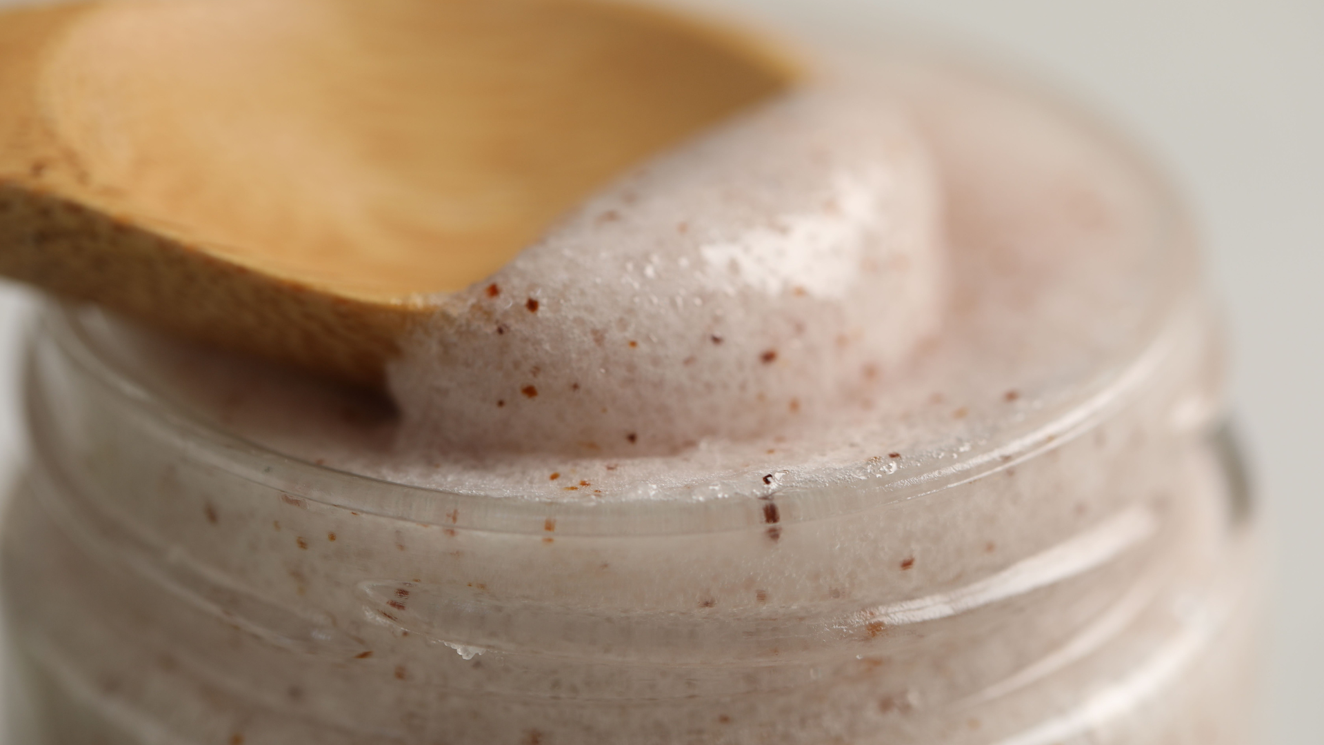 Tẩy tế bào chết liên tục làm da mỏng yếu, mao mạch dễ hiện, da kém chống chịu môi trường