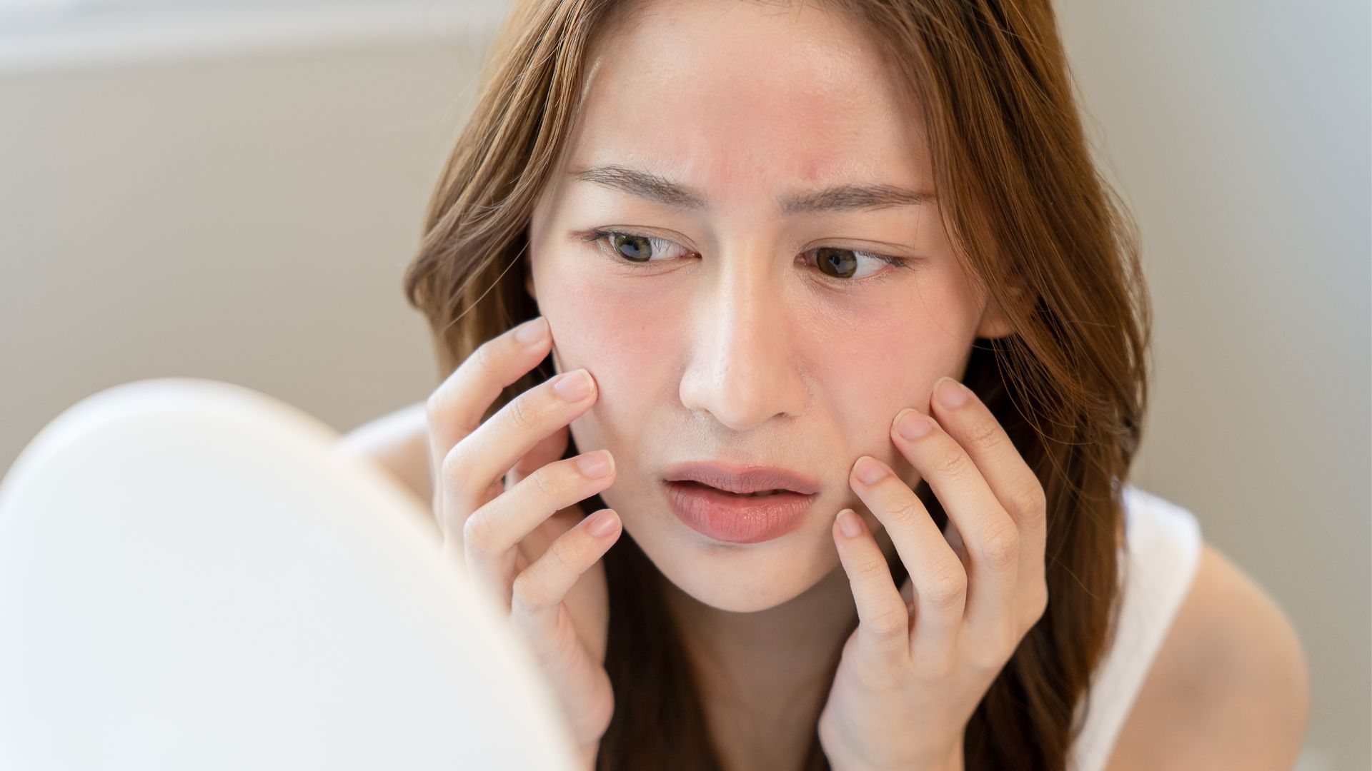 Hàng rào bảo vệ yếu khiến da nhạy cảm dễ bị tổn thương và mất độ ẩm