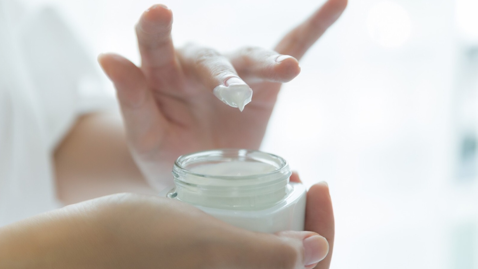 Da bị nhiễm corticoid thường do sử dụng sản phẩm chăm sóc hoặc điều trị da không đúng cách