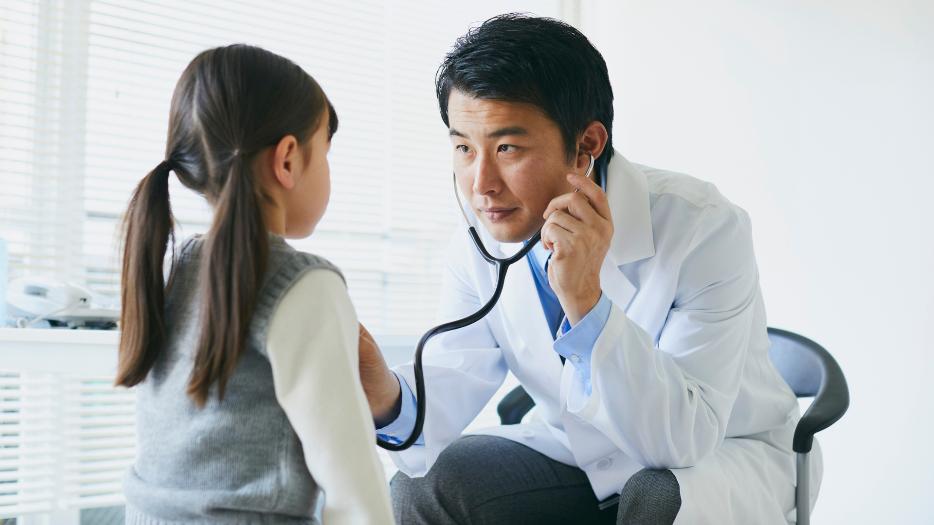 Nên thăm khám bác sĩ để xác định nguyên nhân nốt đỏ và hướng điều trị phù hợp