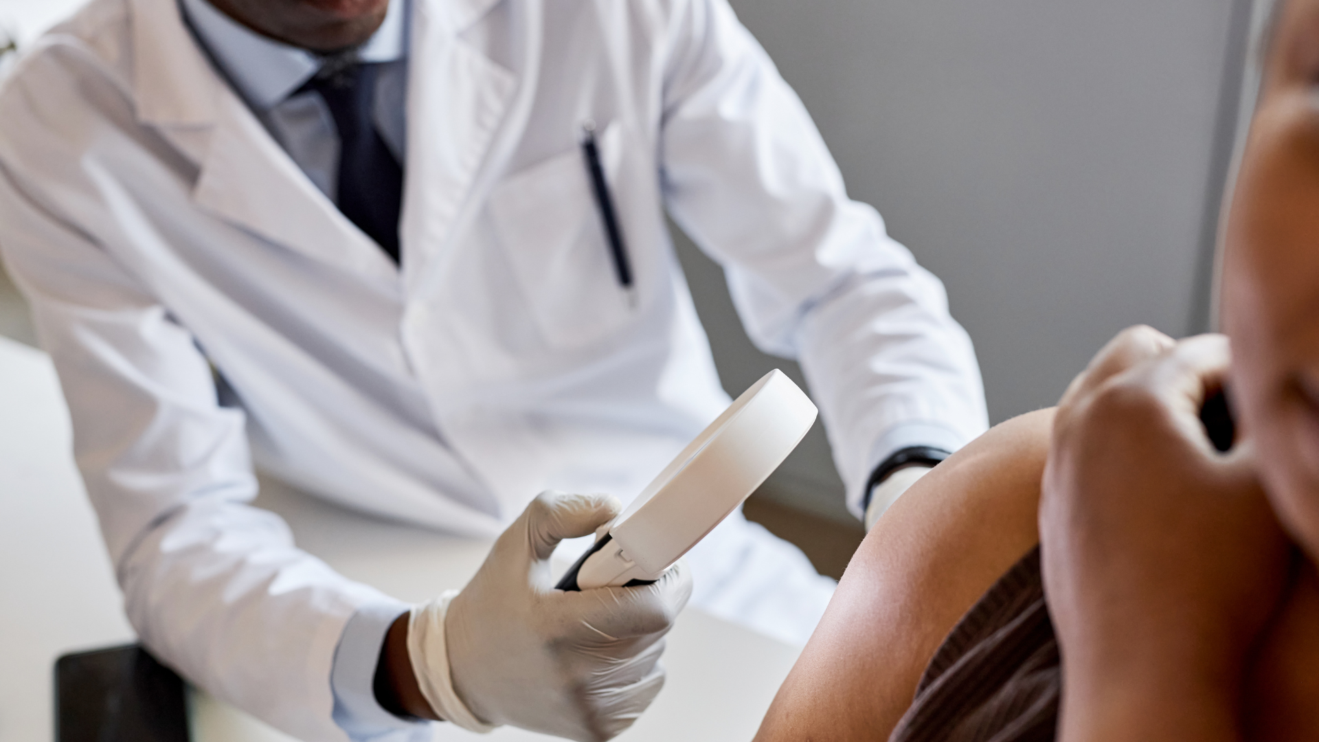 Da nổi đốm trắng không ngứa kéo dài cần được kiểm tra y tế