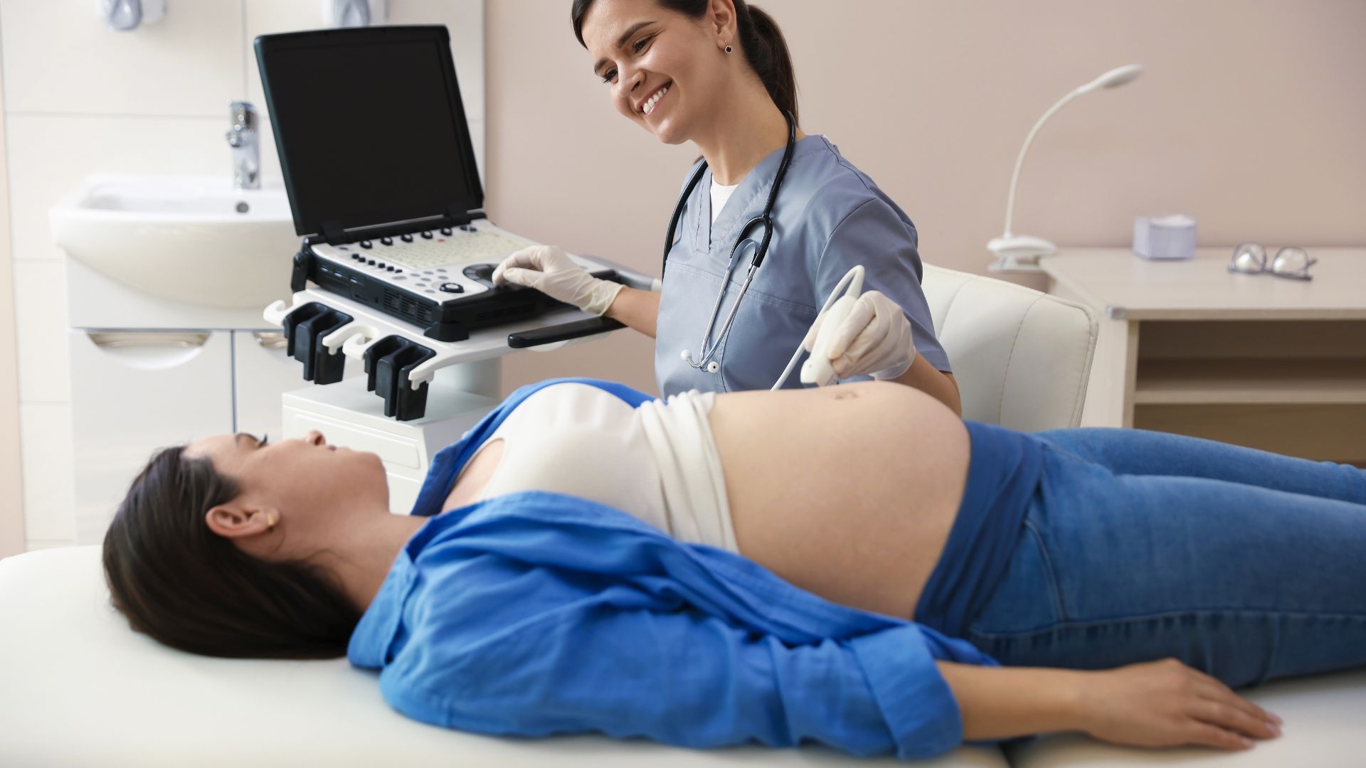 Mẹ bầu bị đa ối cần siêu âm định kỳ để theo dõi sự phát triển của thai nhi