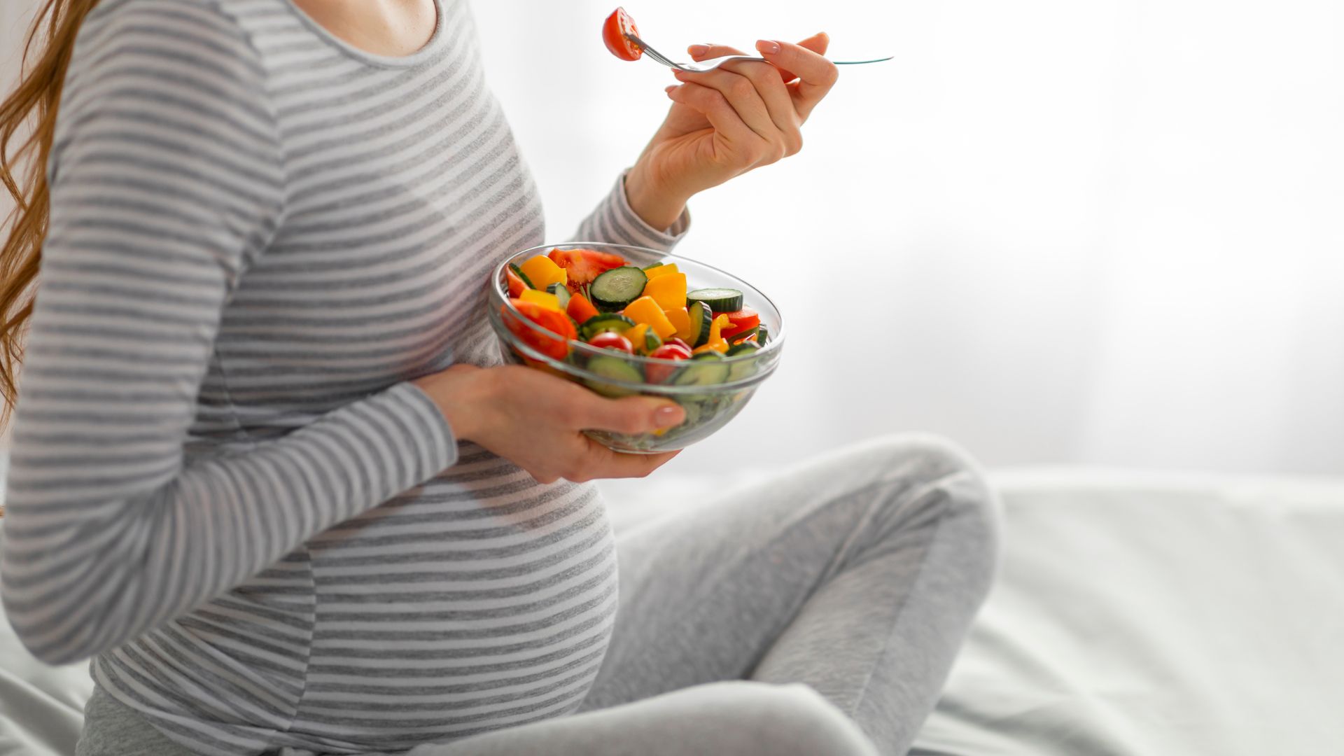 Duy trì chế độ ăn uống cân bằng giúp mẹ bầu tăng khả năng sinh thường khi bị đa ối